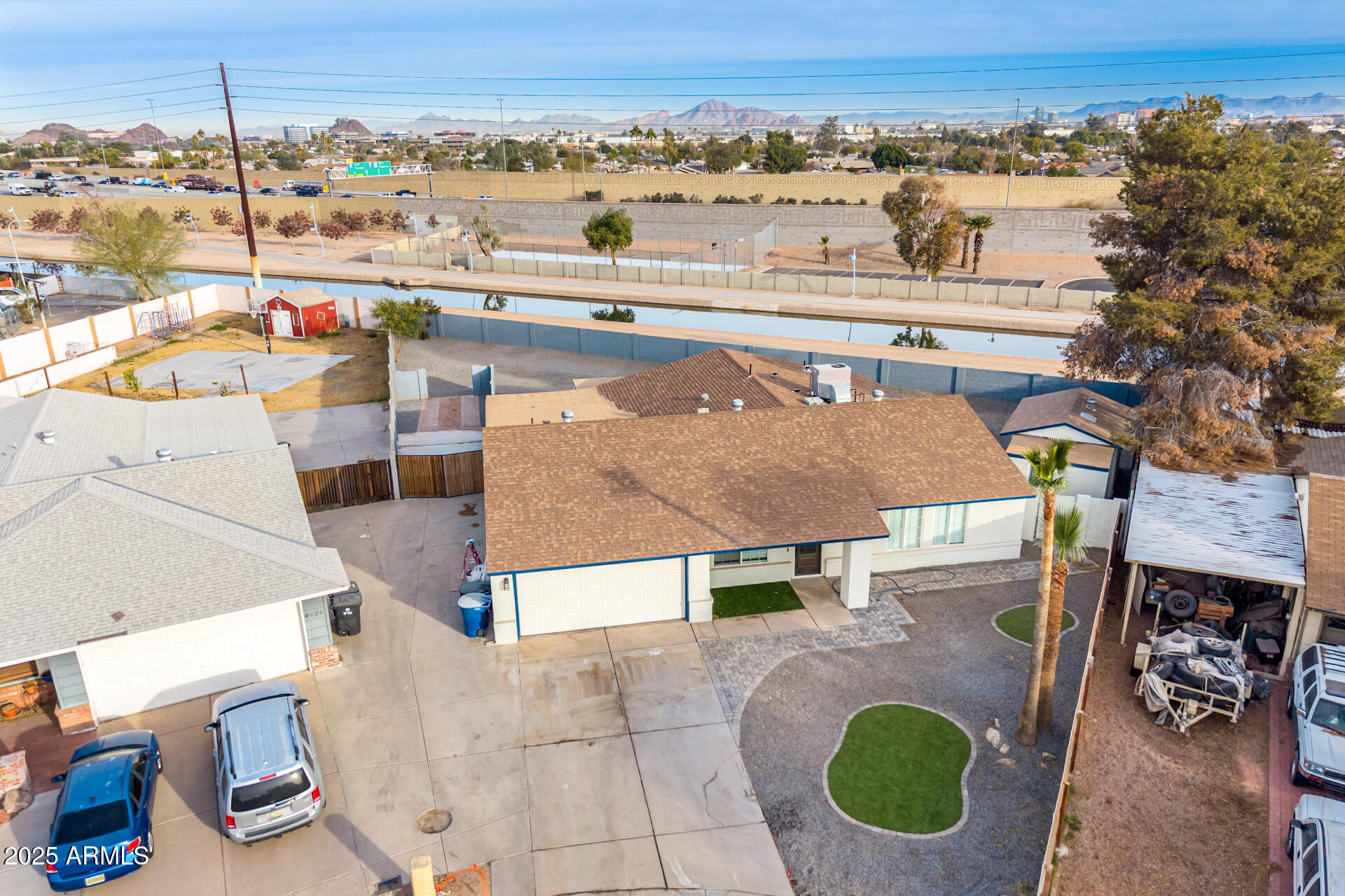 1152 W GREENWAY Drive