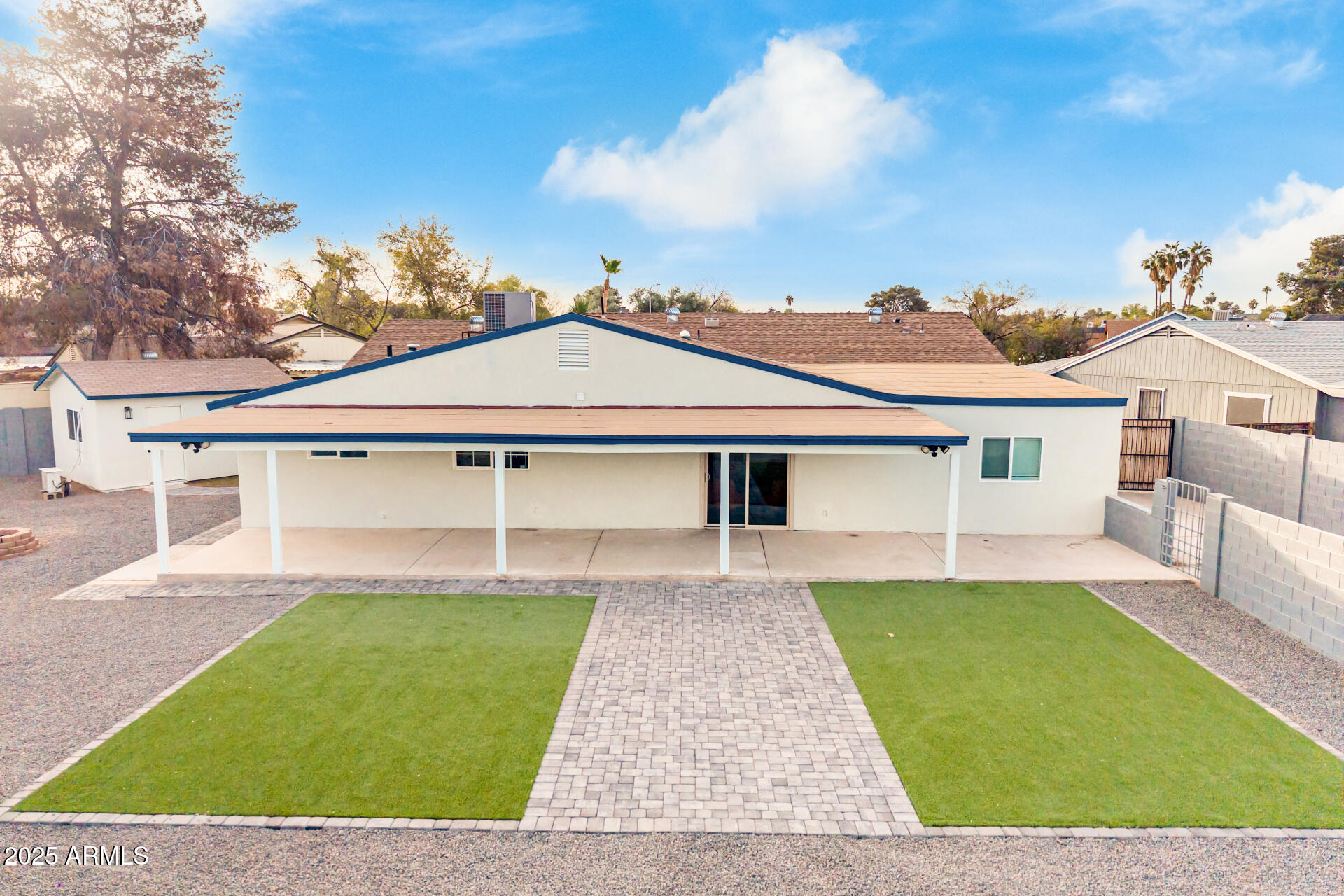 1152 W GREENWAY Drive
