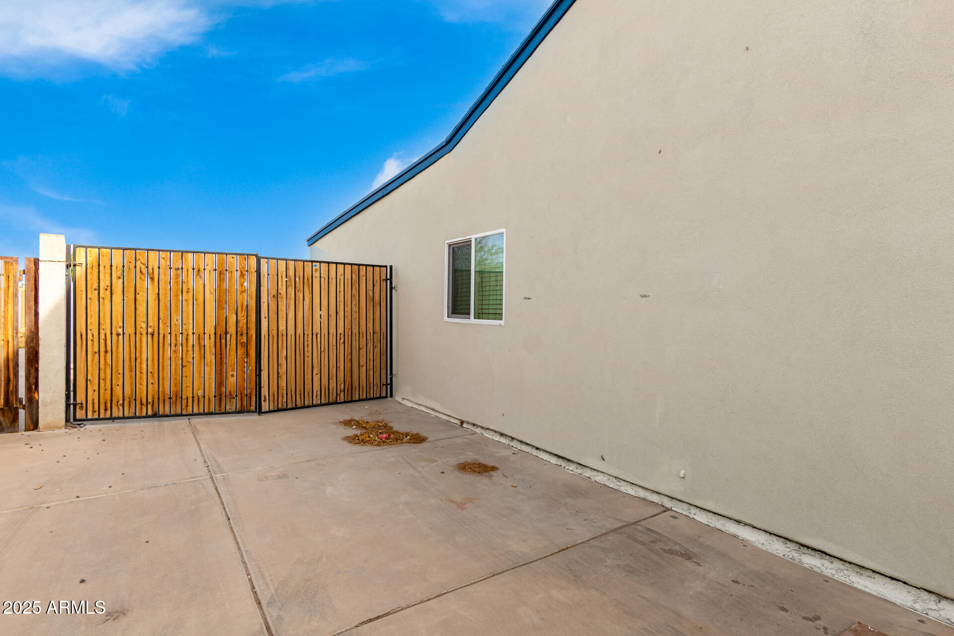1152 W GREENWAY Drive