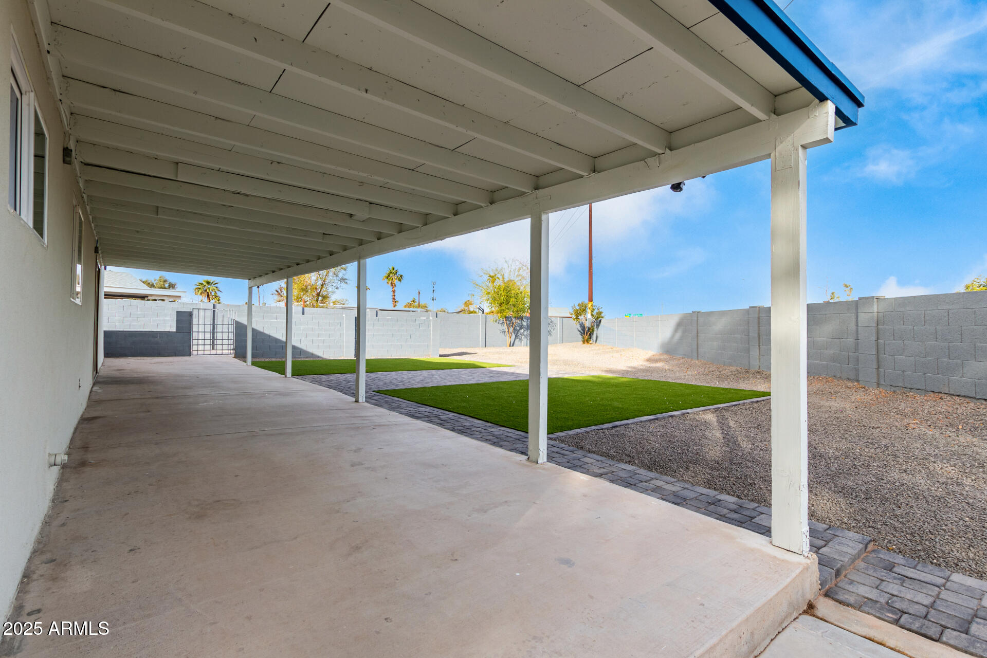 1152 W GREENWAY Drive