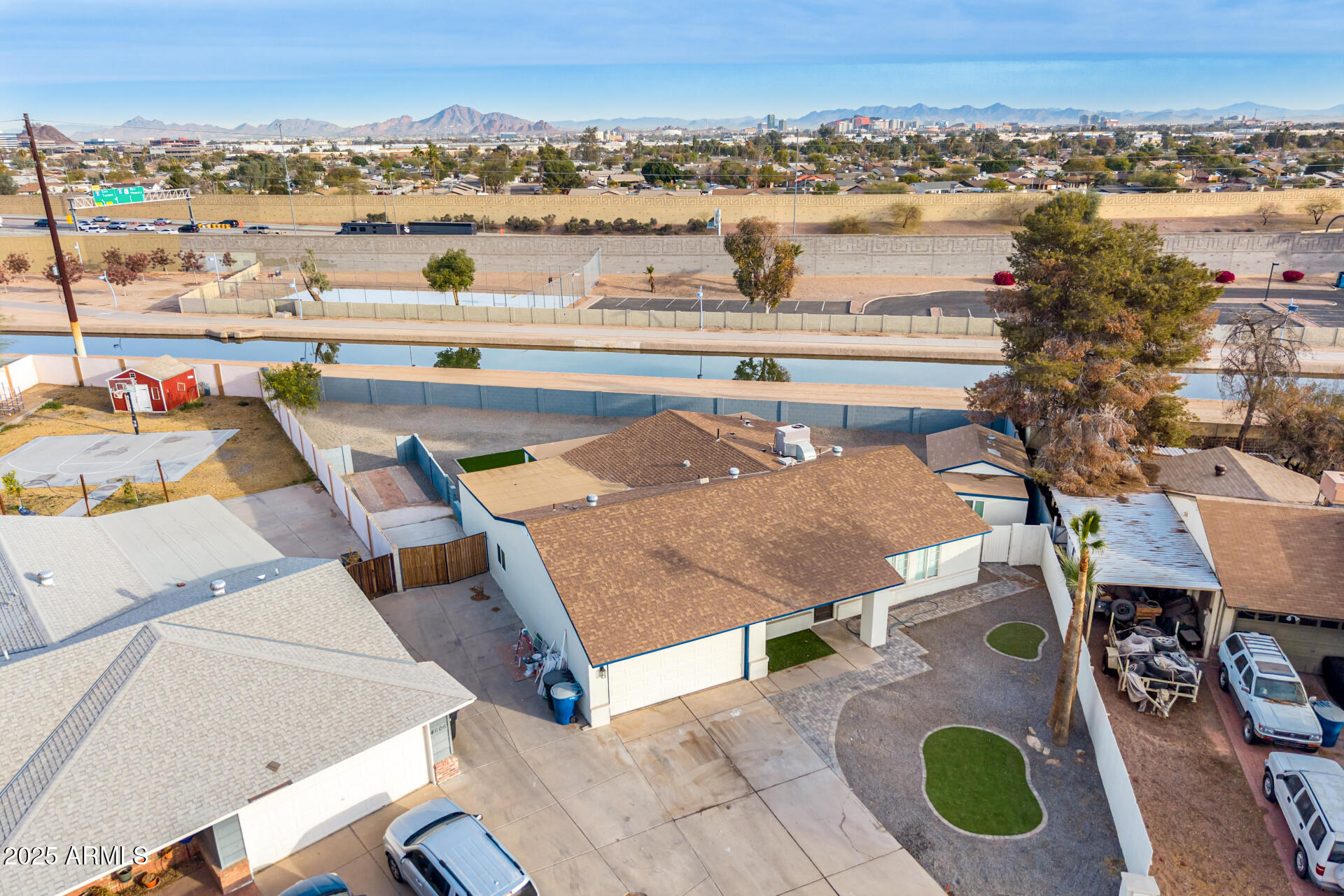 1152 W GREENWAY Drive