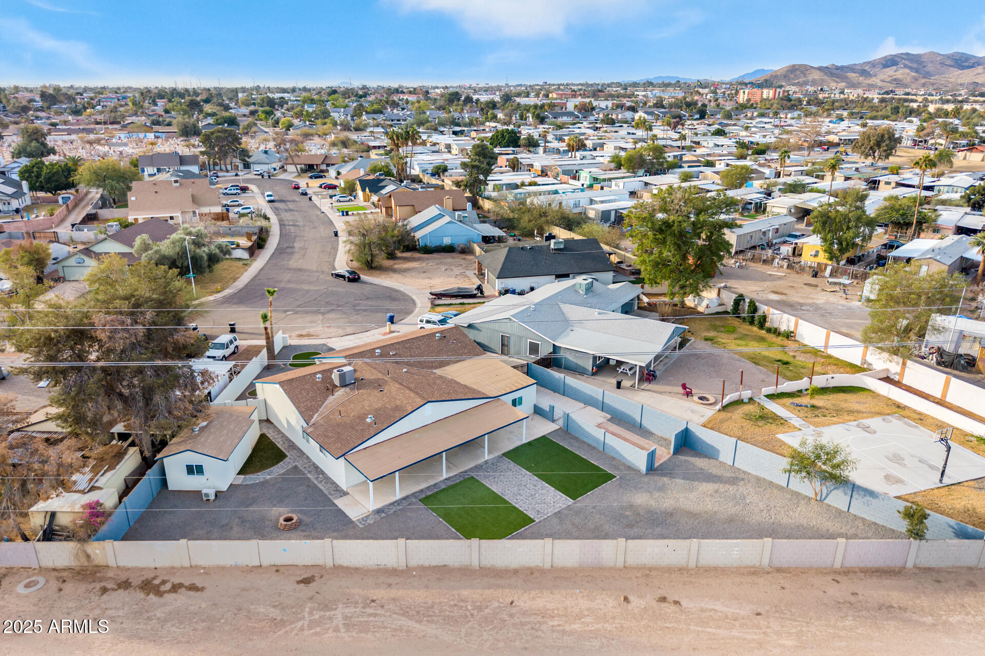 1152 W GREENWAY Drive