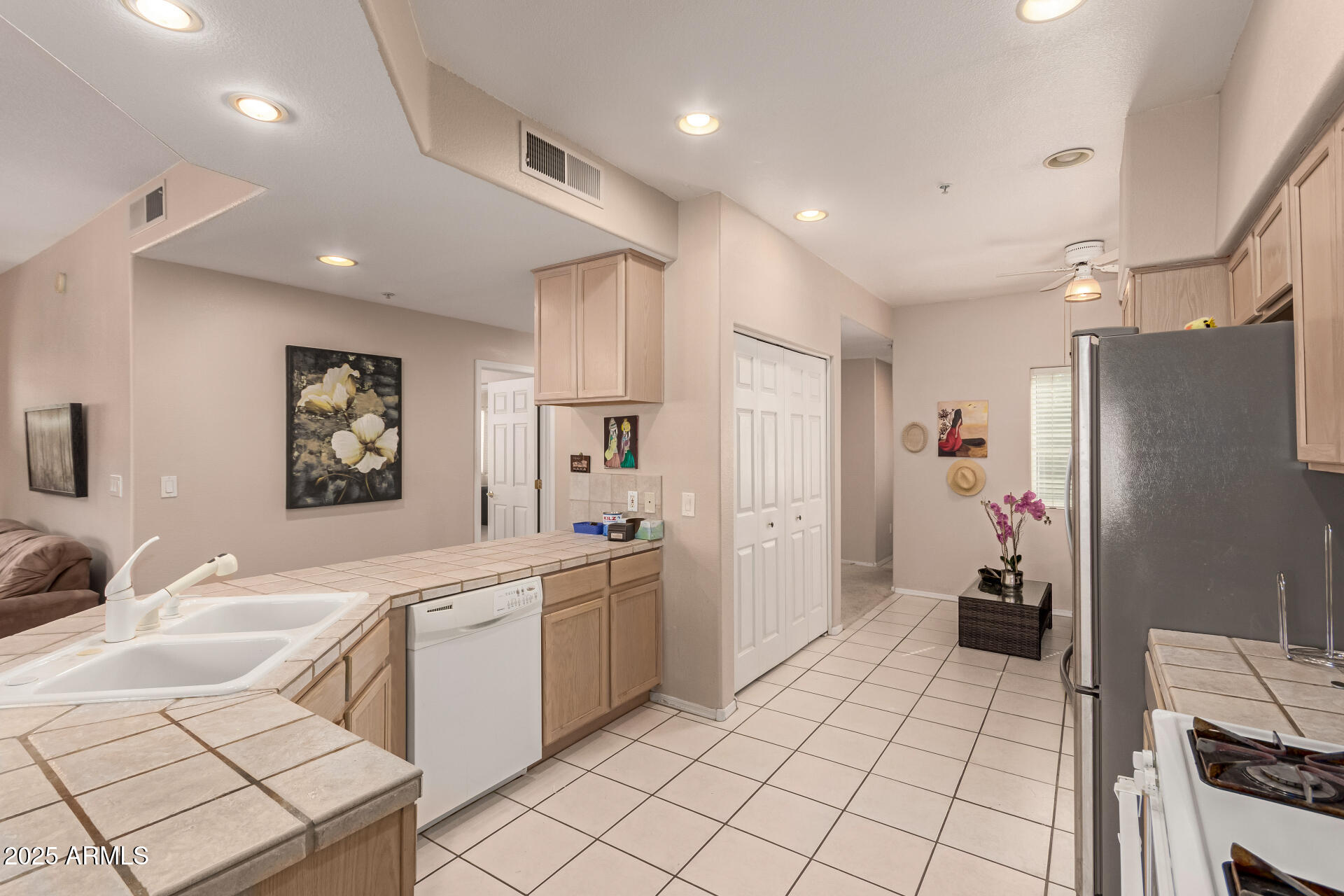 7401 W ARROWHEAD CLUBHOUSE Drive, 2041, Glendale Unit: 2041