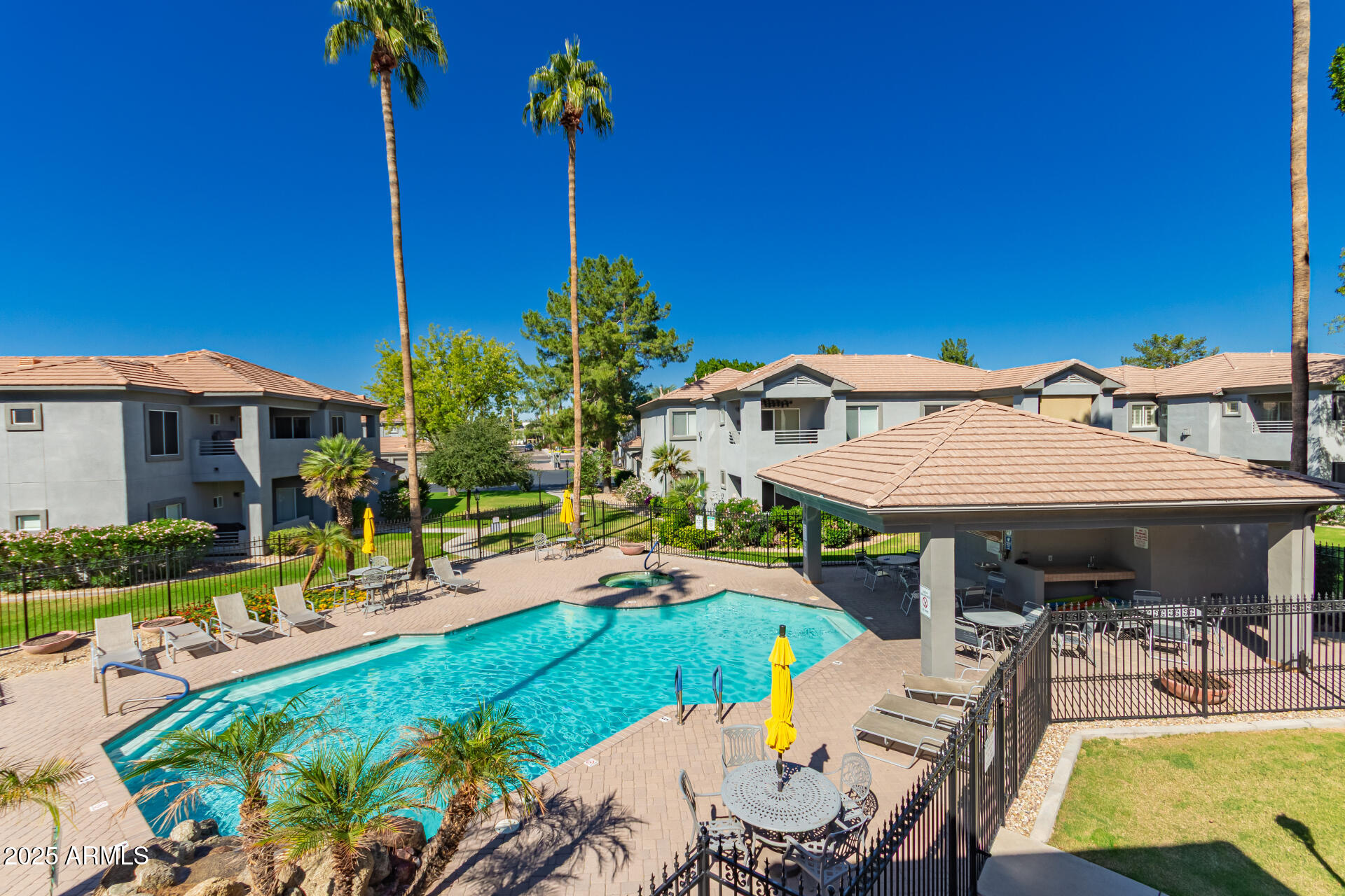 7401 W ARROWHEAD CLUBHOUSE Drive, 2041, Glendale Unit: 2041