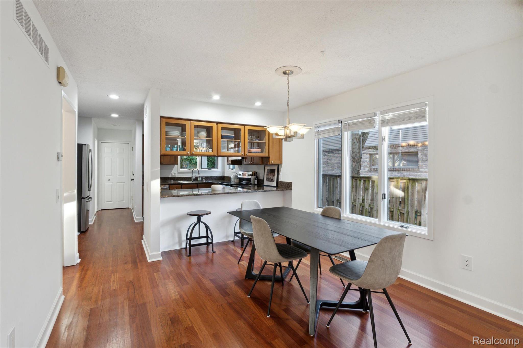 677 E Lincoln Street 4