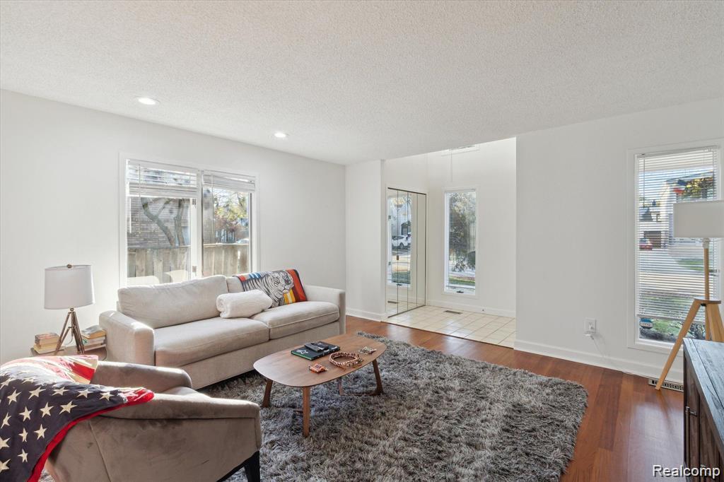 677 E Lincoln Street Unit: 4