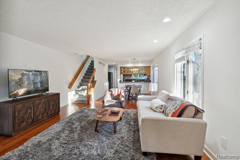 677 E Lincoln Street Unit: 4
