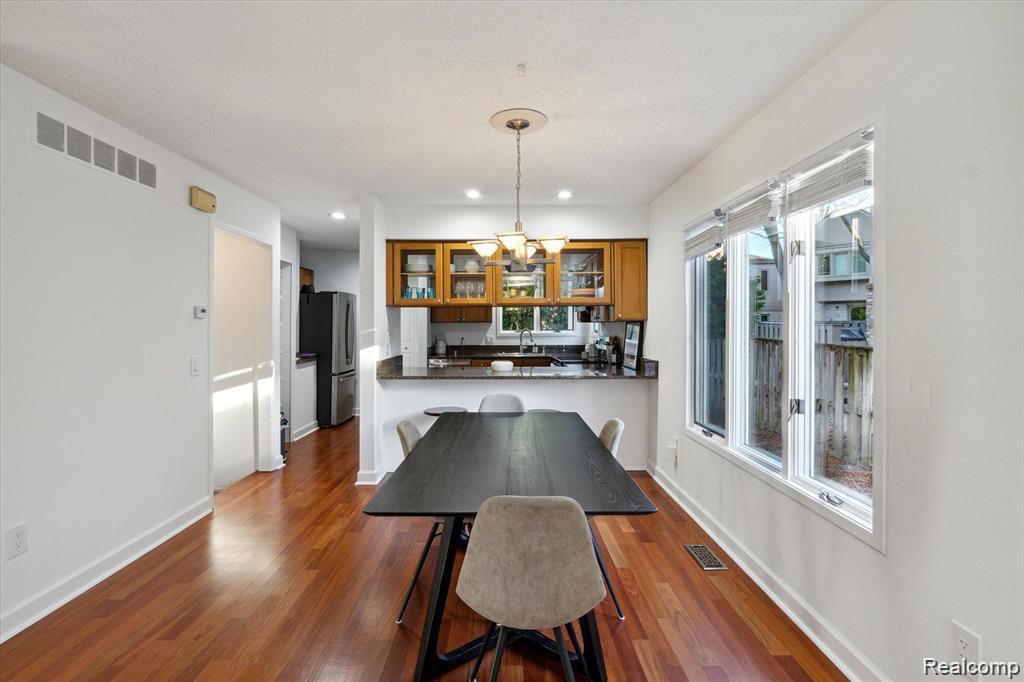 677 E Lincoln Street Unit: 4