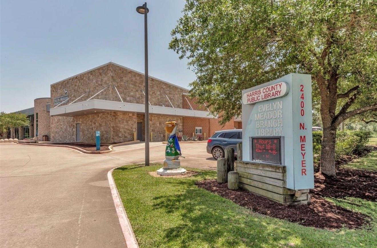 1808 Dolphin Drive