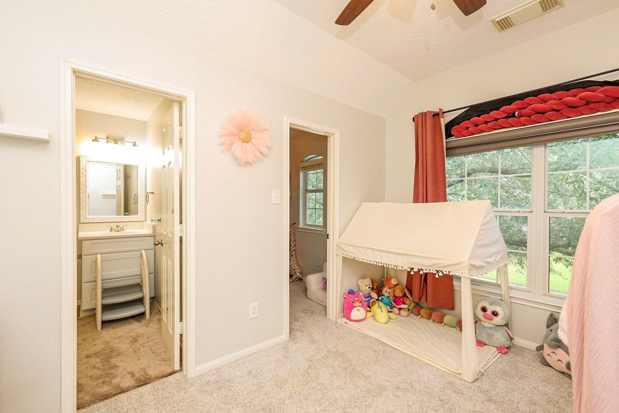 34 S Hawthorne Hollow Circle