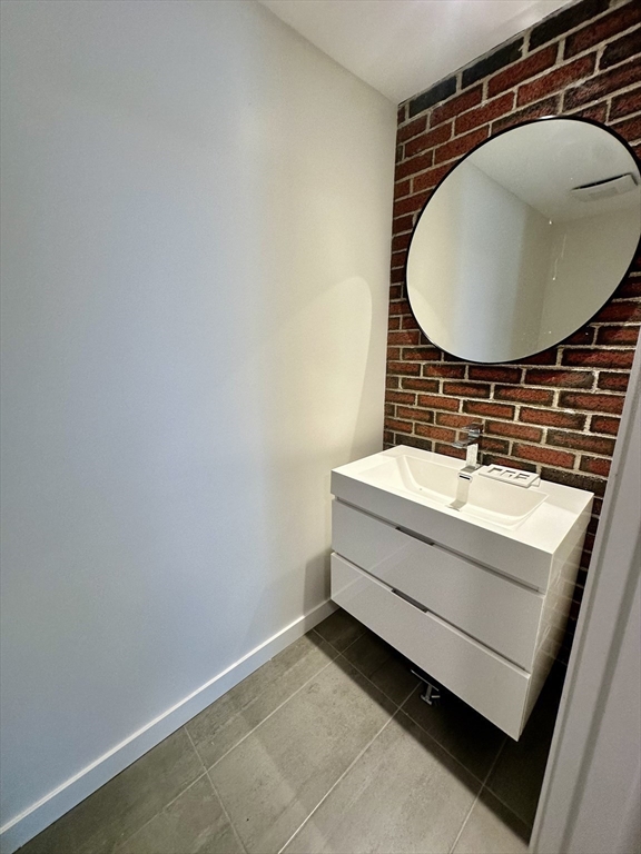 1 Eaton Ct # 1