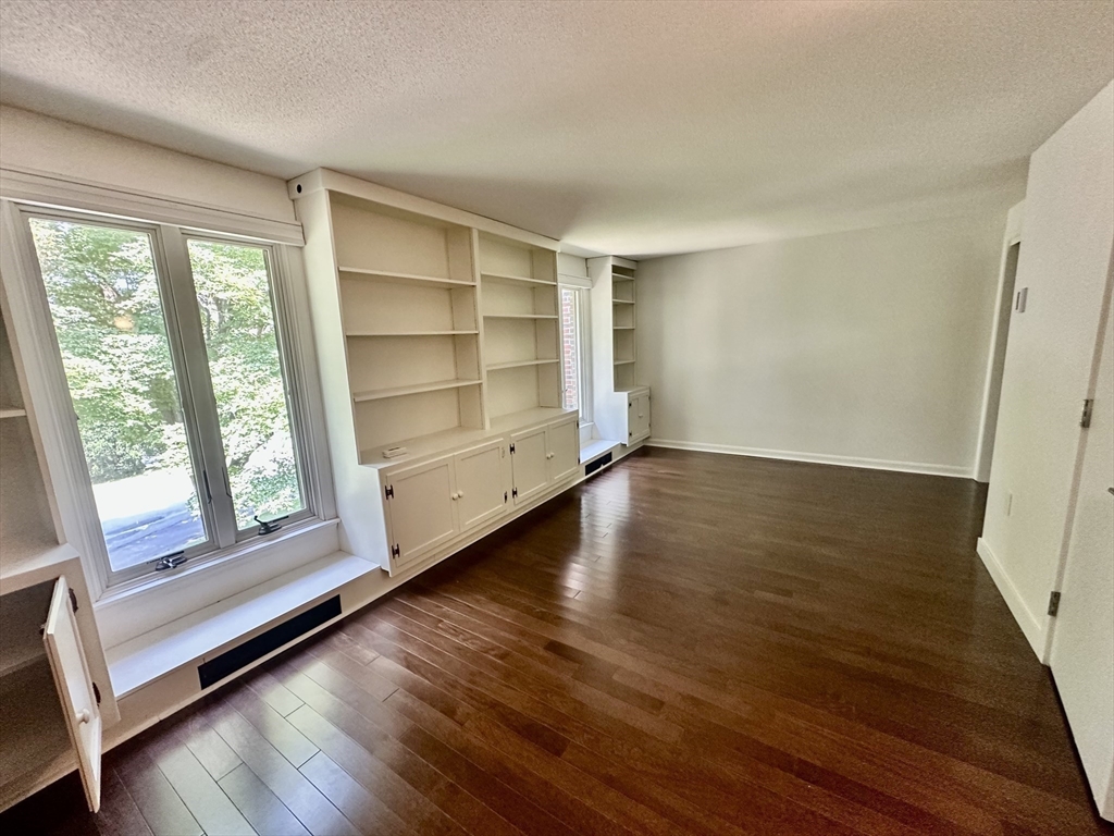 1 Eaton Ct # 1