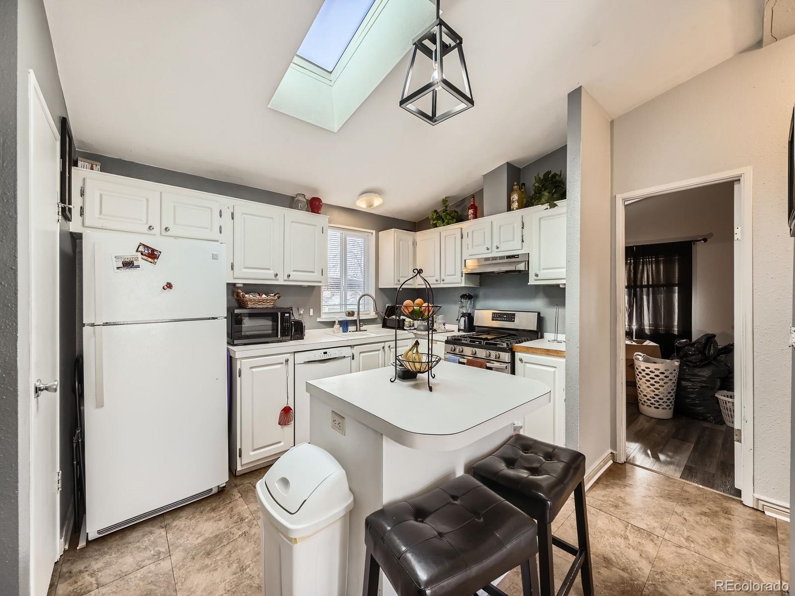 3306 Far View