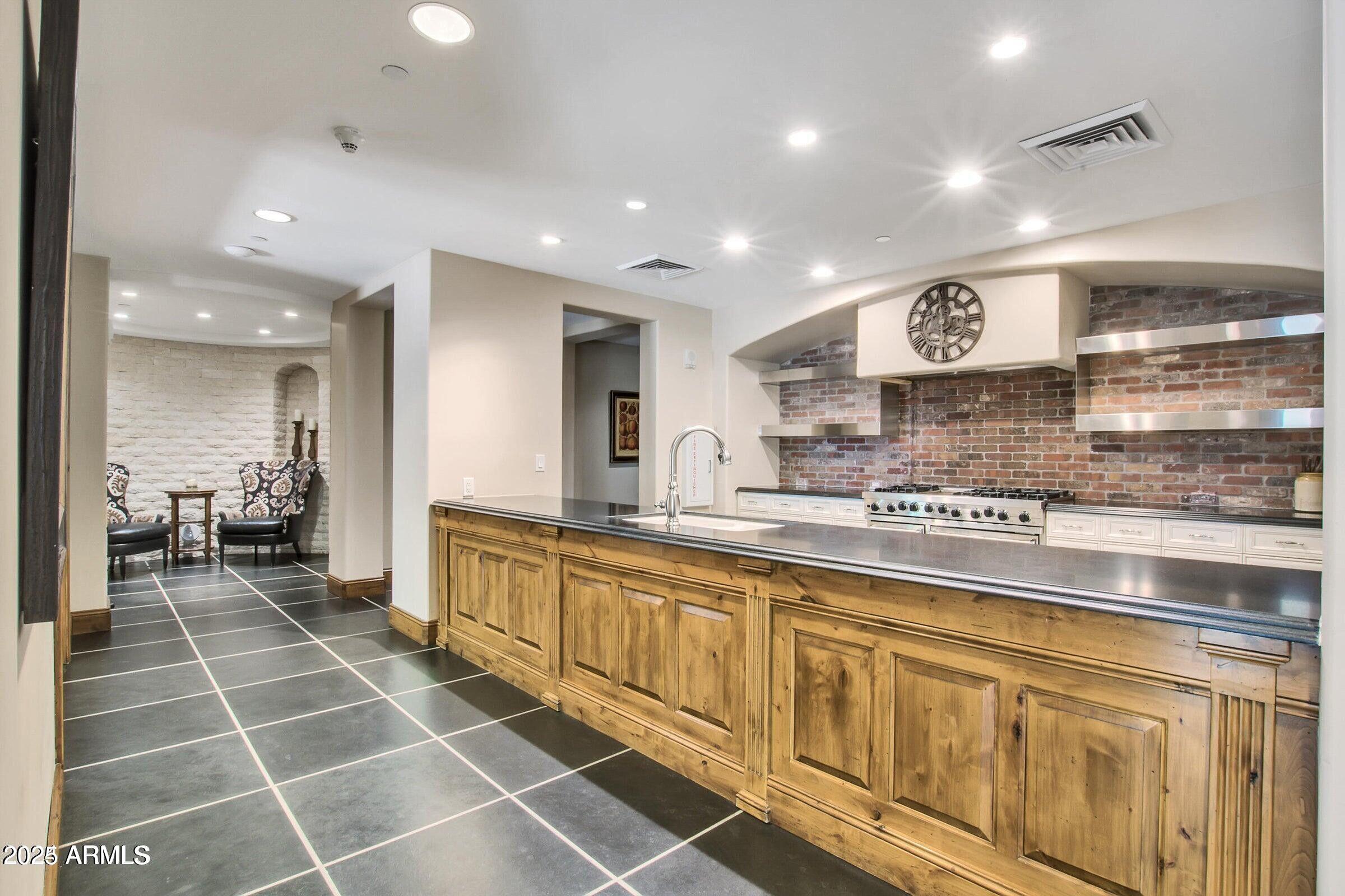 7175 E Camelback Road, 601