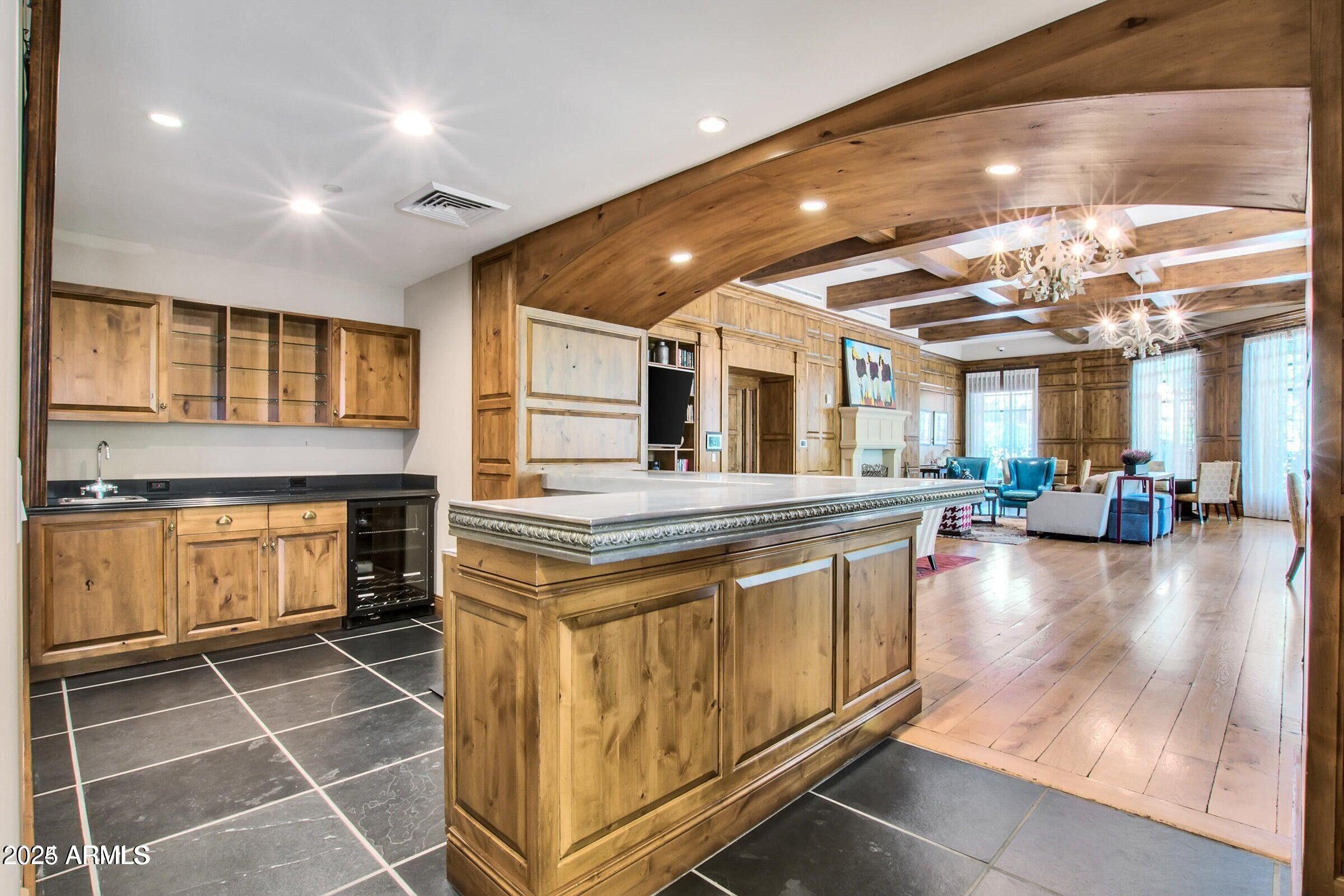 7175 E Camelback Road, 601