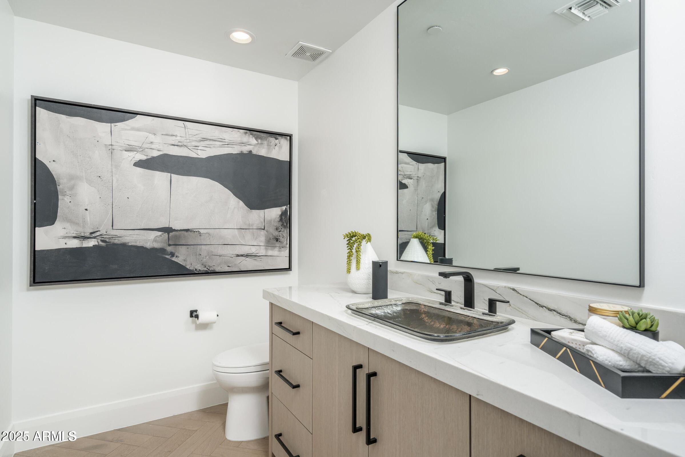7175 E Camelback Road, 601