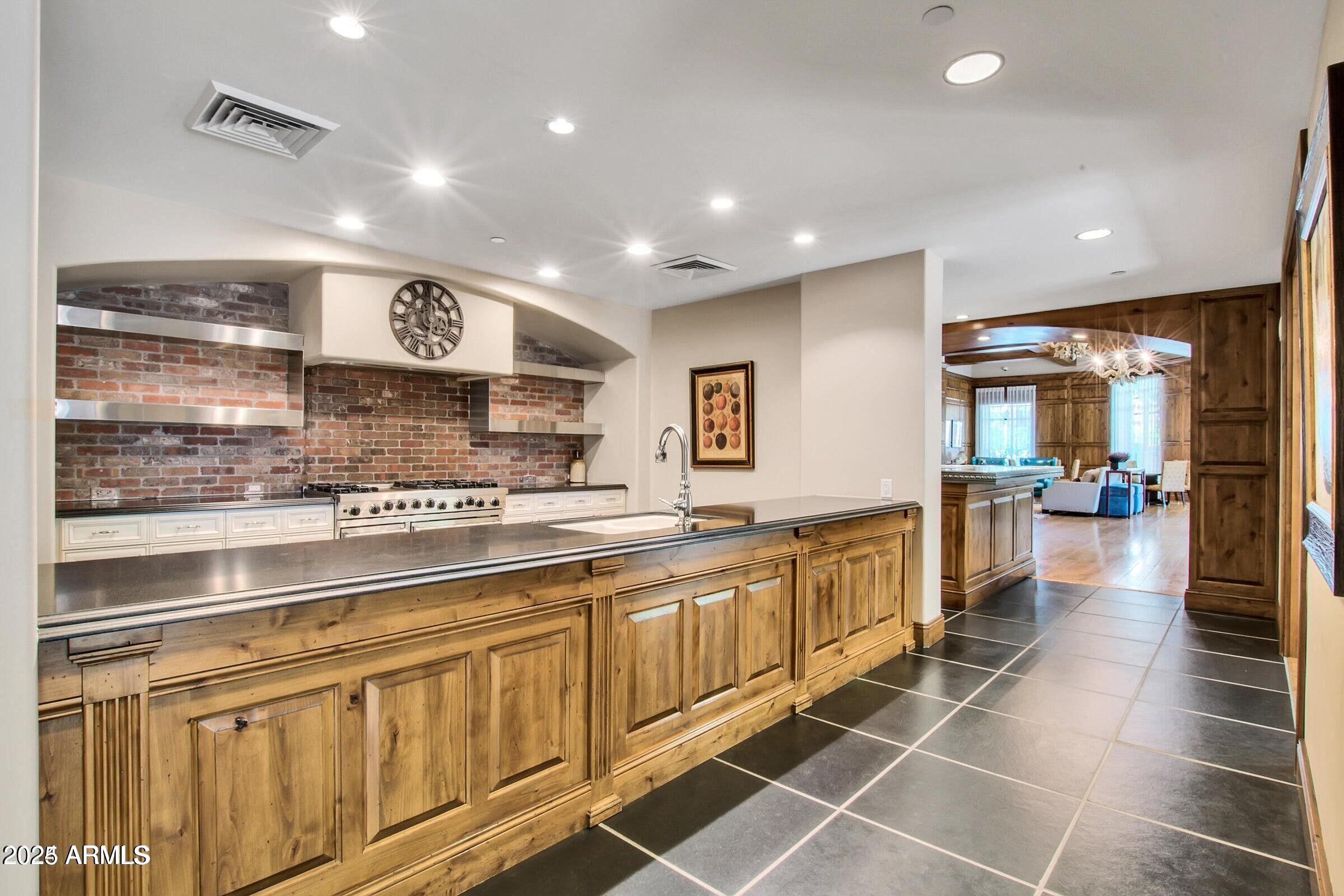 7175 E Camelback Road, 601