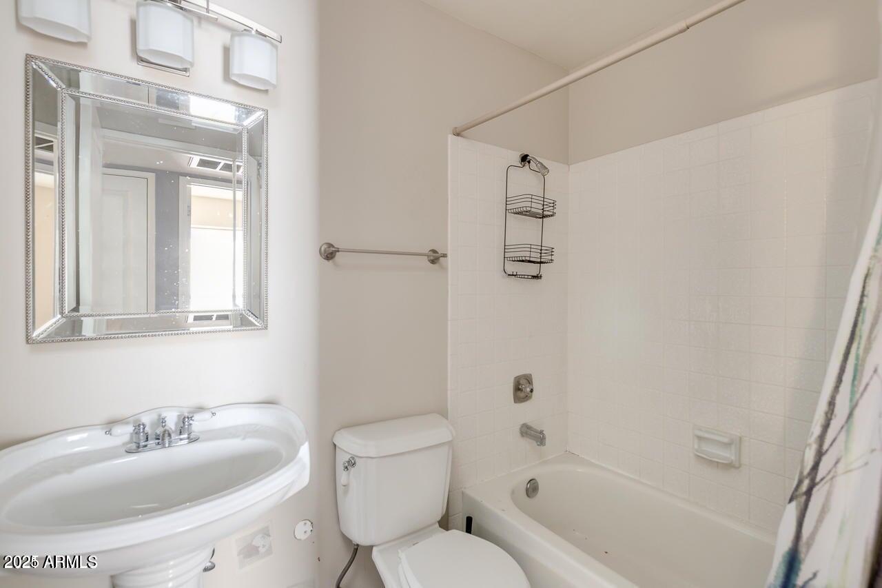 3832 E Bloomfield Road