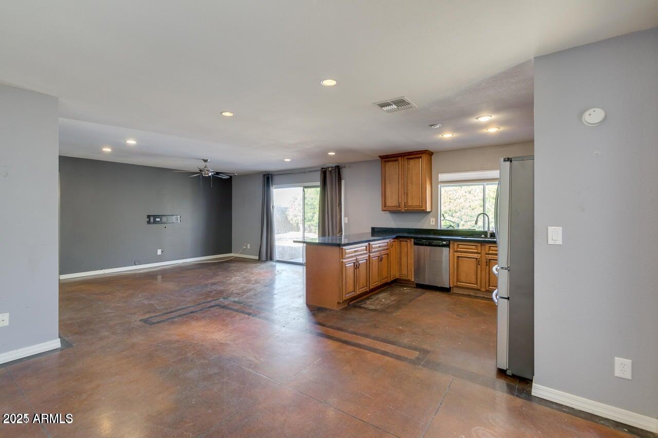 3832 E Bloomfield Road