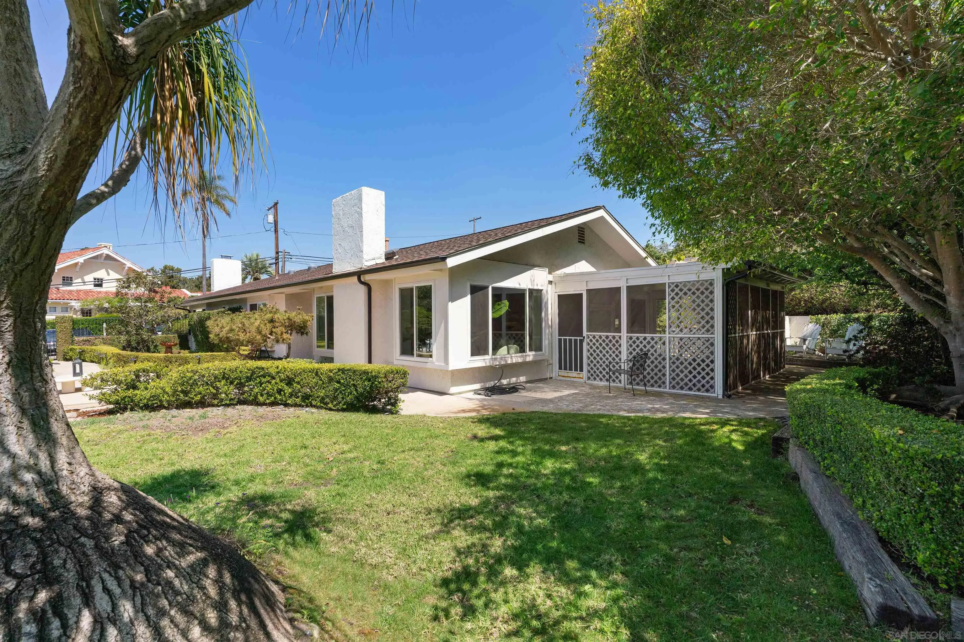 445 Avenida Primavera