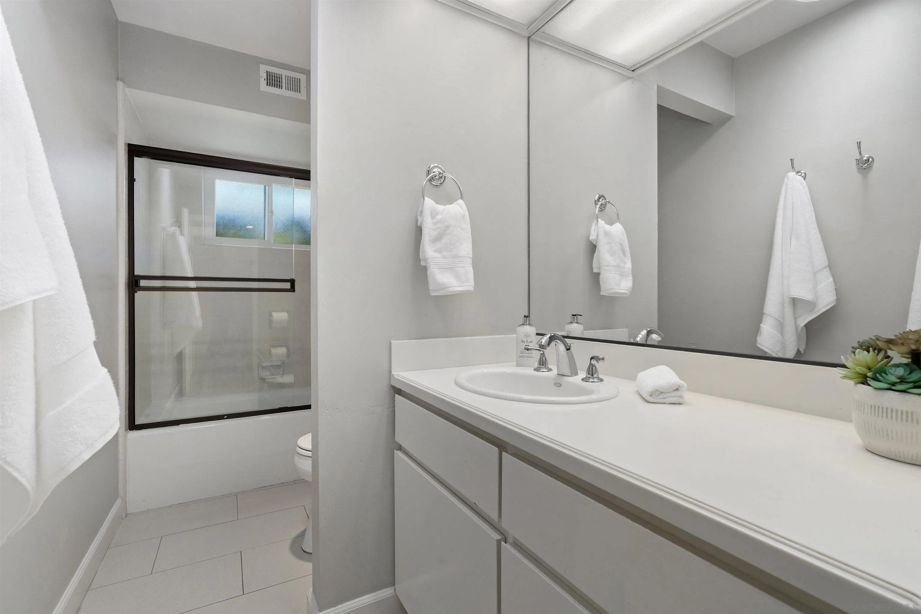 445 Avenida Primavera