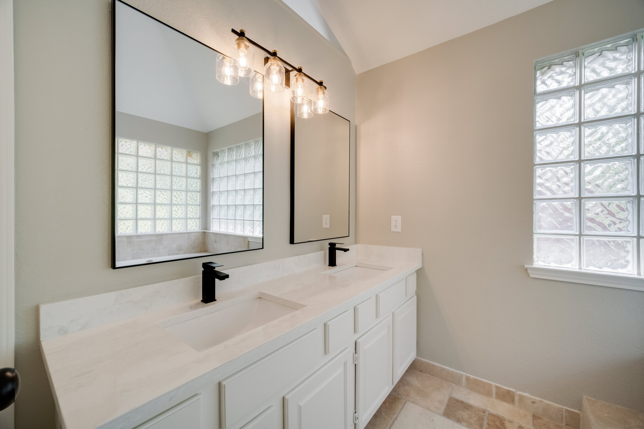 1093 W Winding Creek Drive