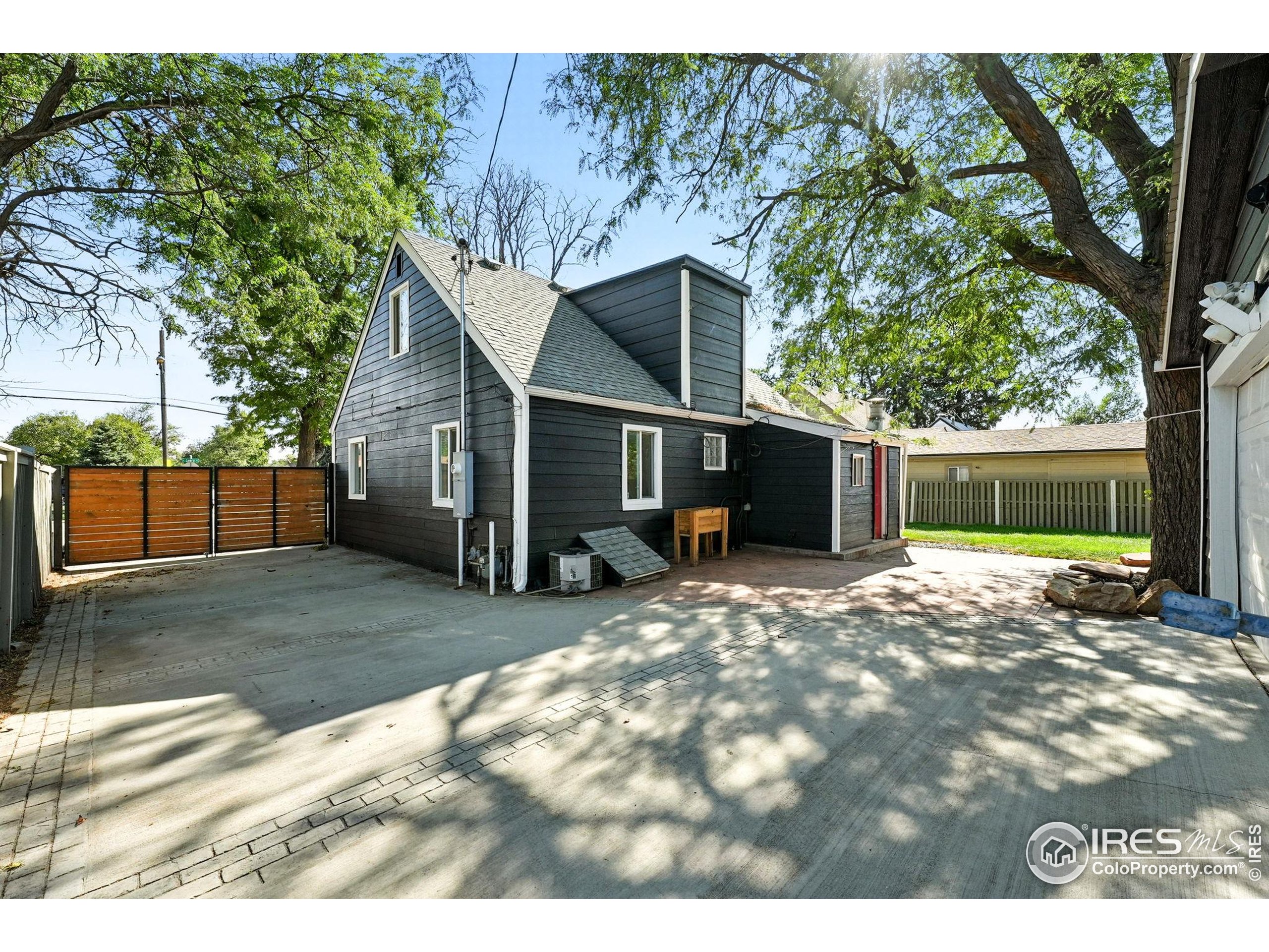 10595 E Lowry Pl