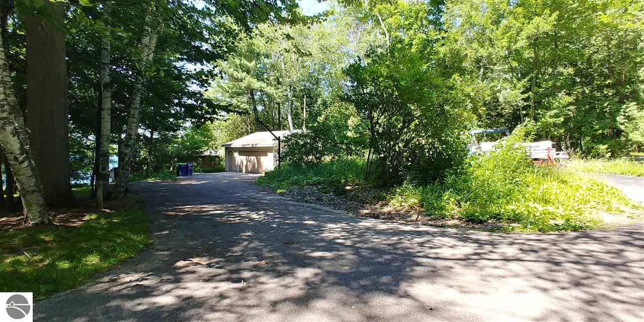 639 N South Long Lake Road