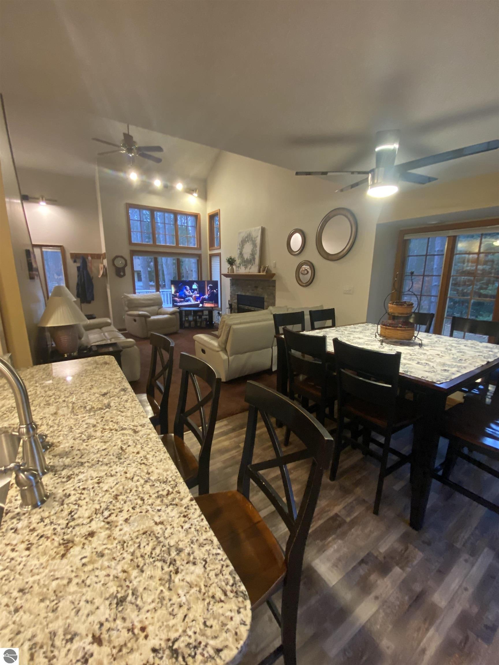 2477 N Obervalden