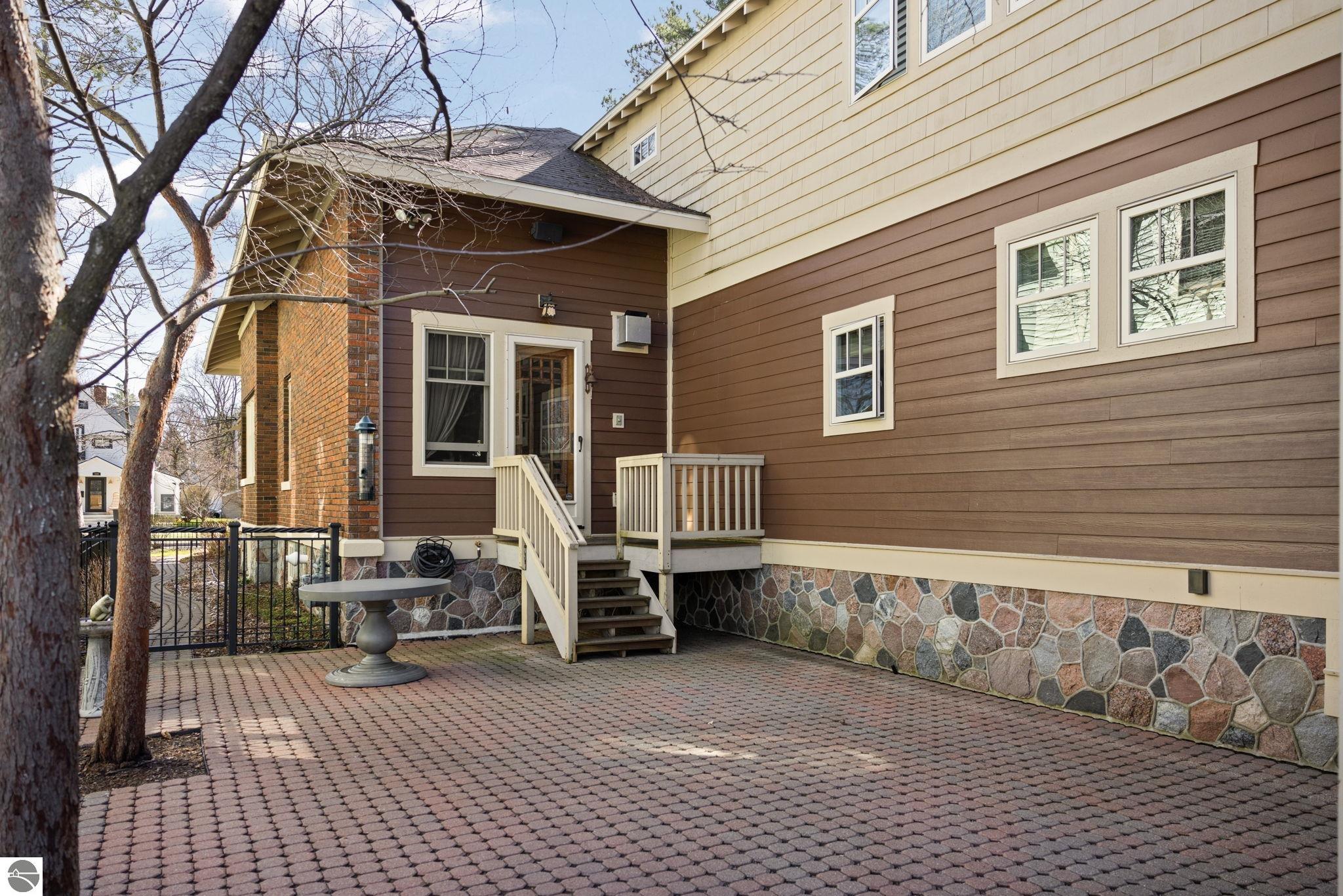 512 Sixth Street