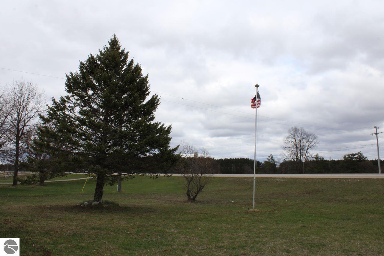 5452 S US-131