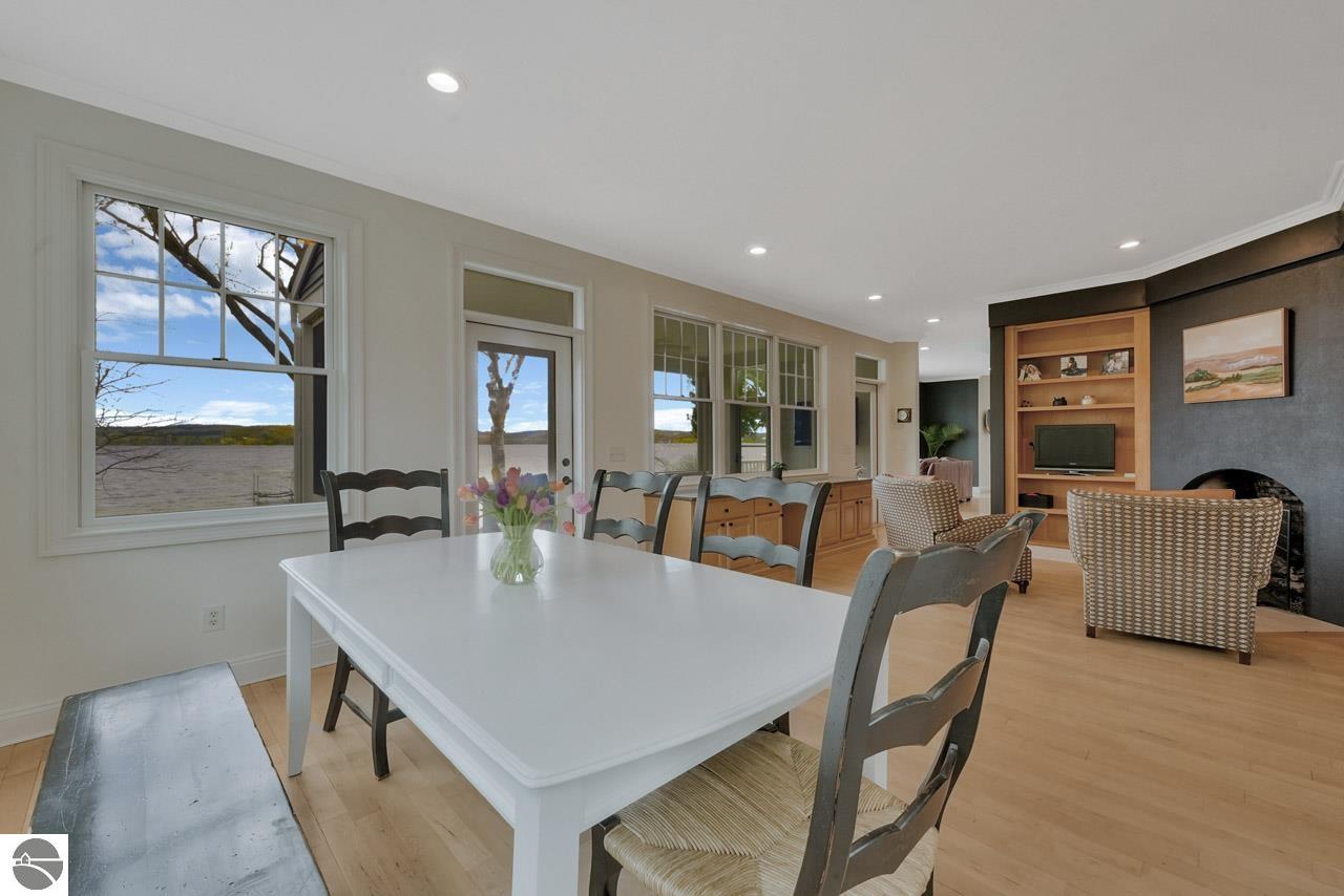 8030 S Lakeview