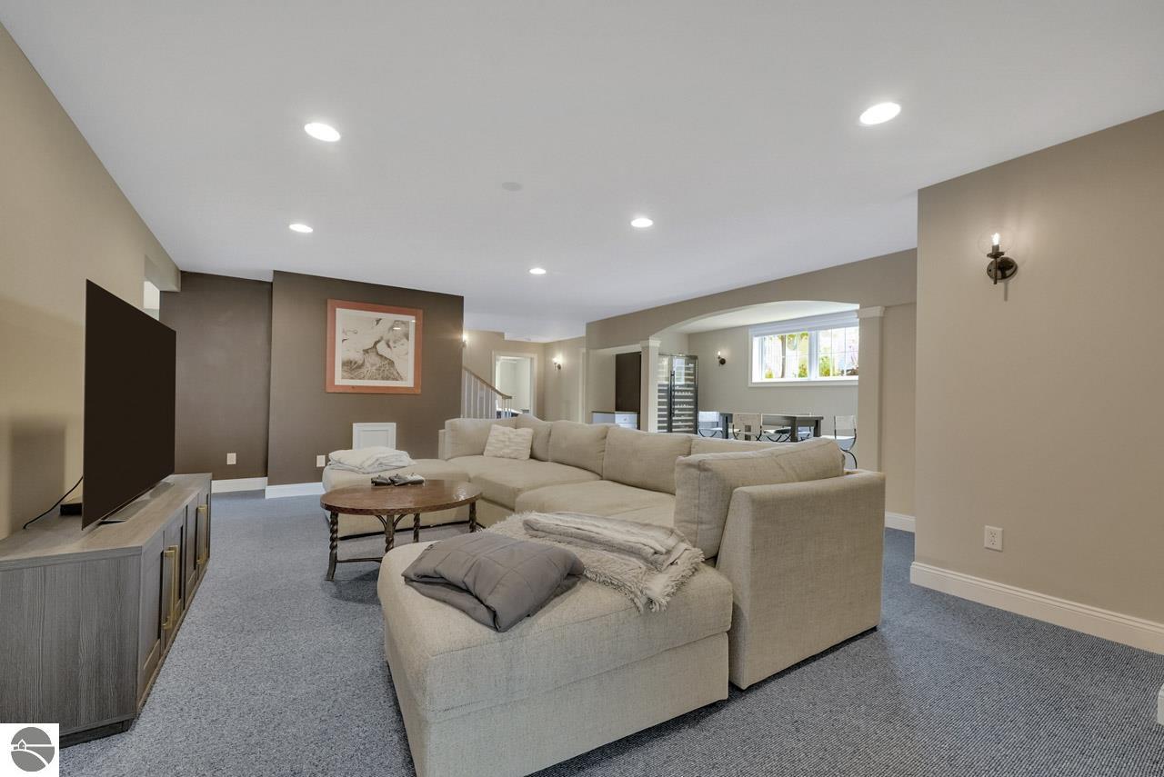 8030 S Lakeview