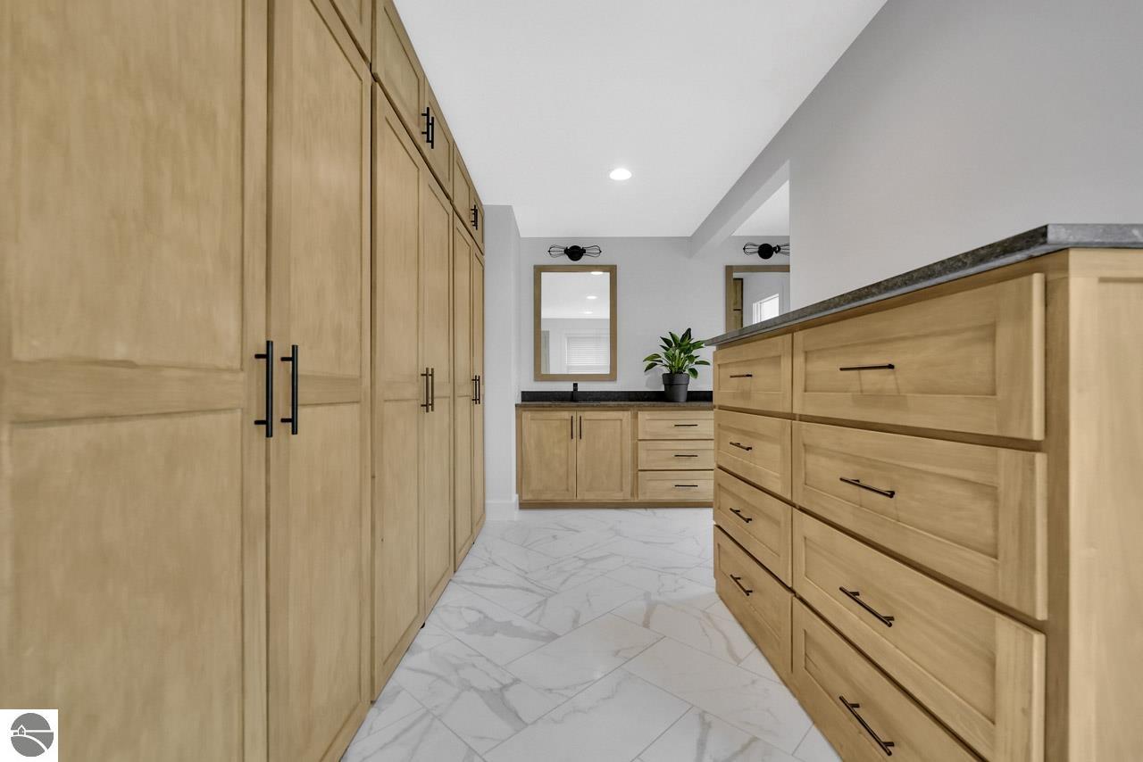 8030 S Lakeview