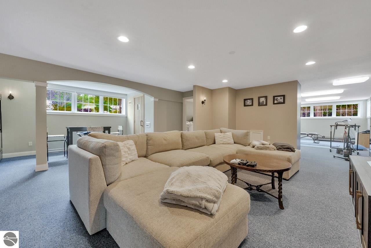 8030 S Lakeview