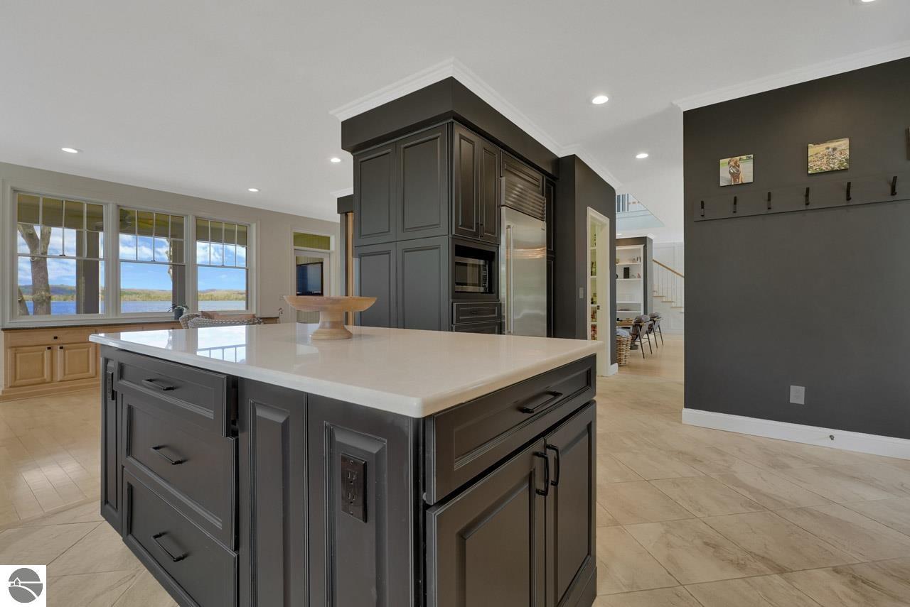 8030 S Lakeview