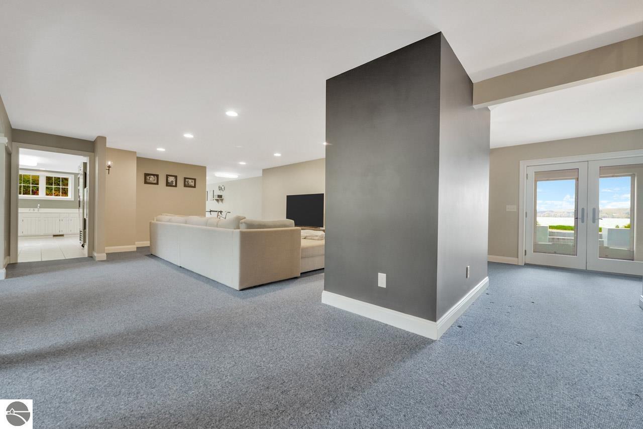 8030 S Lakeview