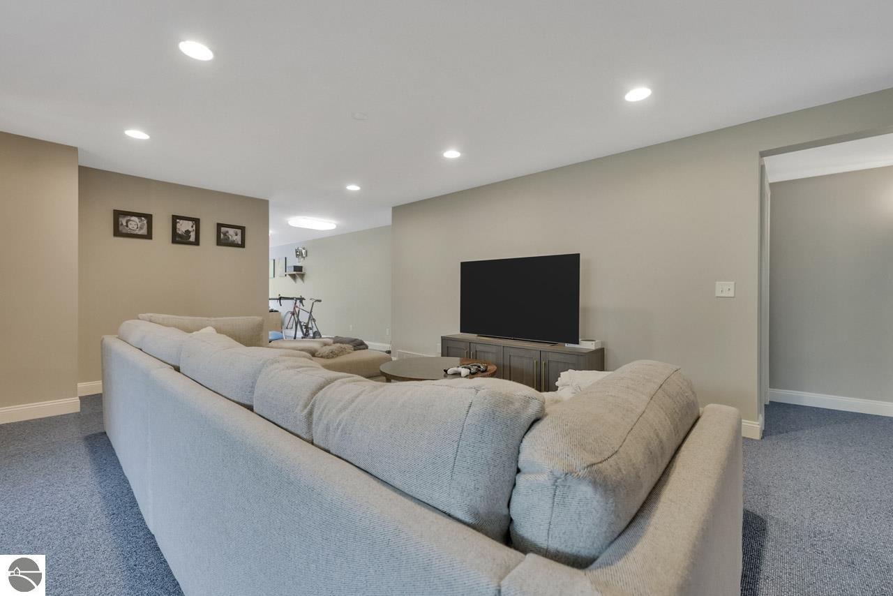 8030 S Lakeview