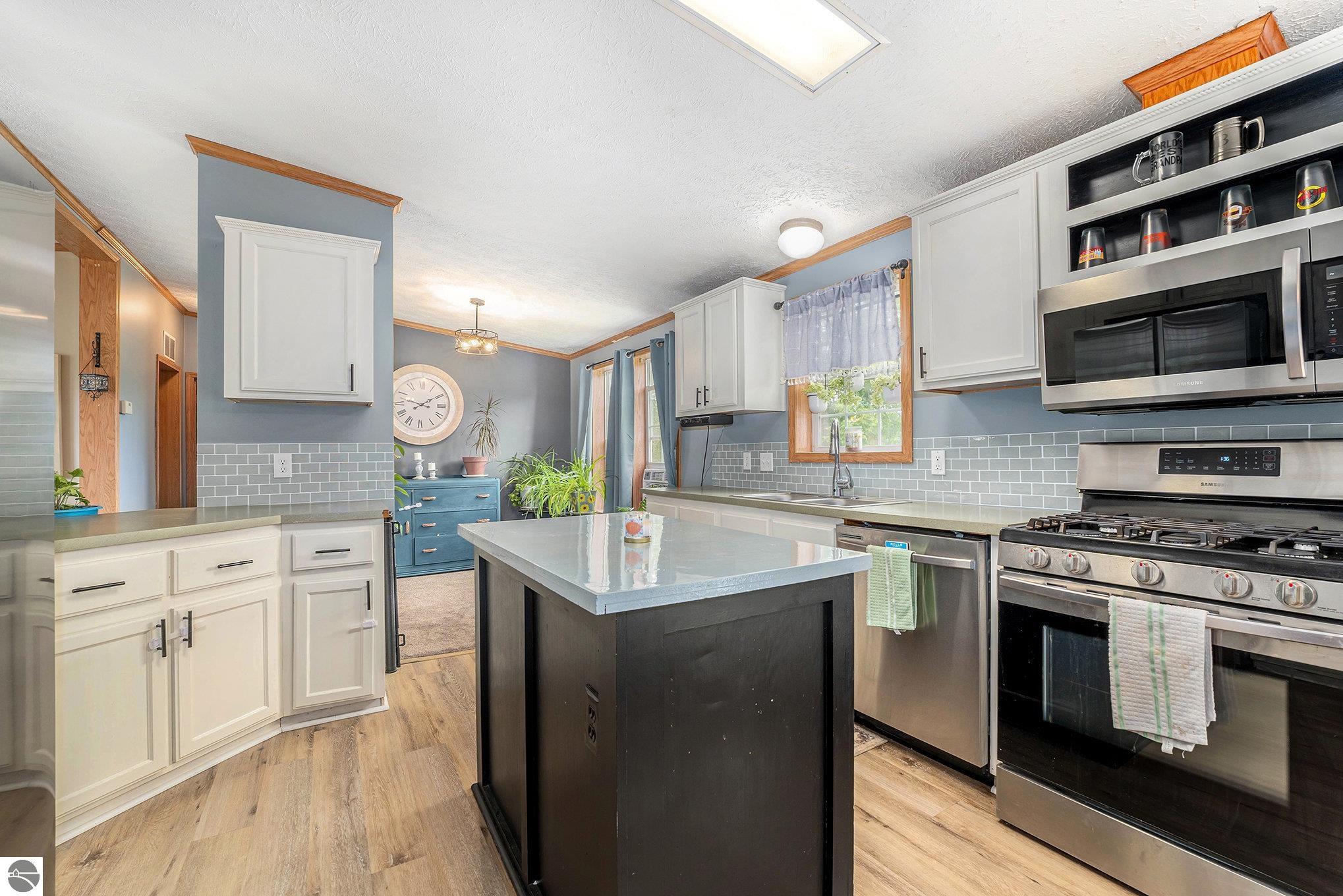 615 NE County Road 571