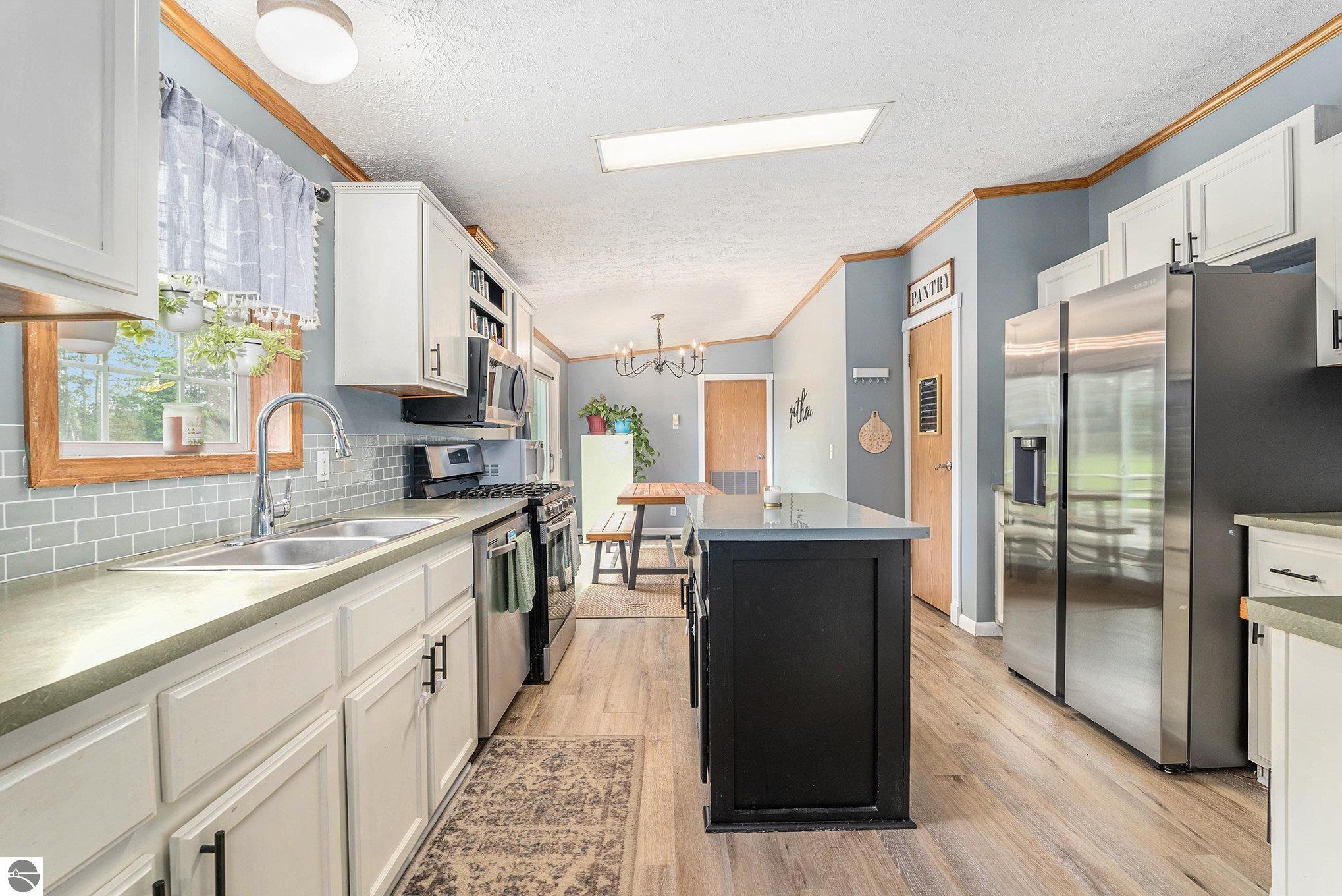 615 NE County Road 571