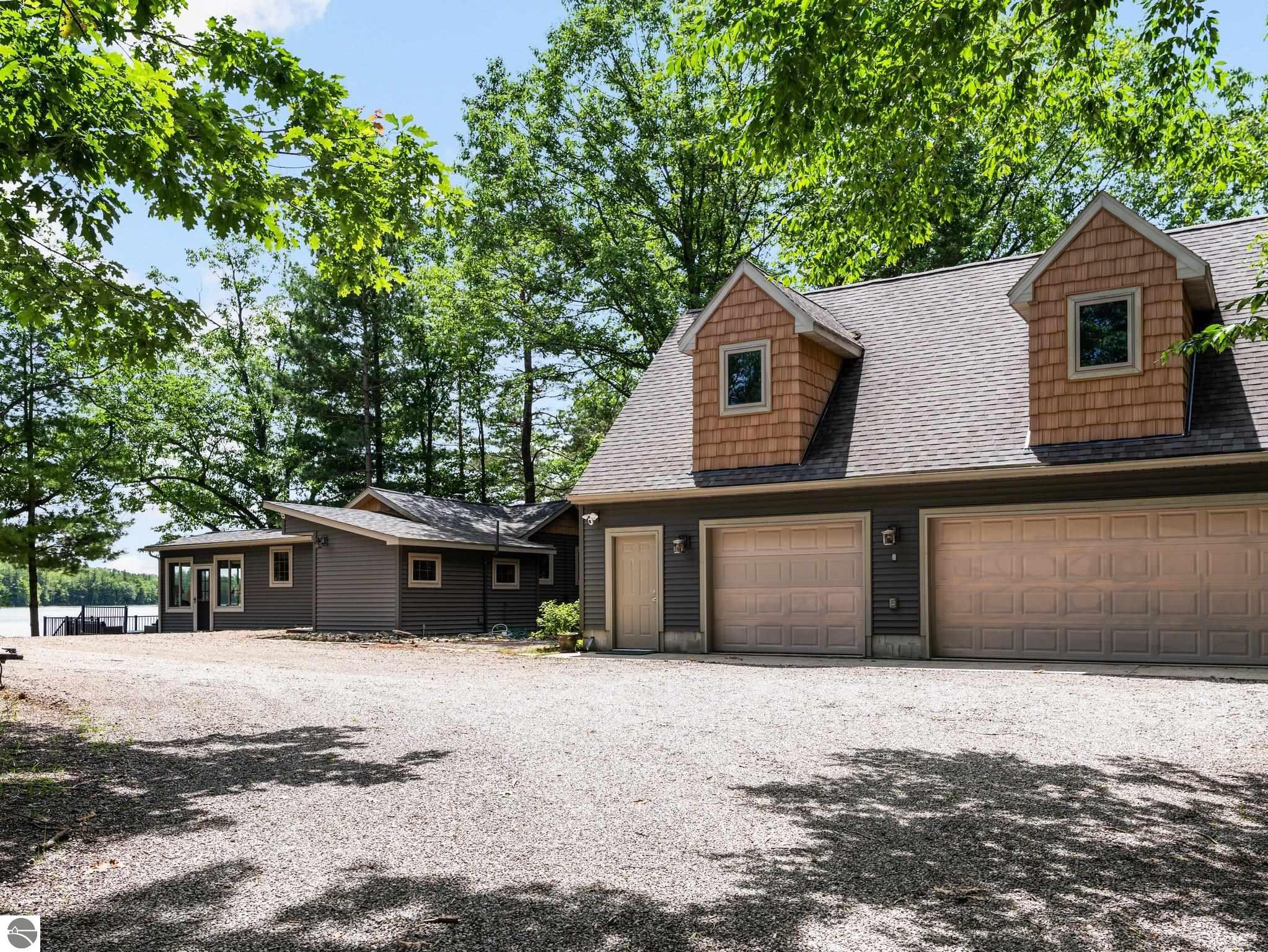 6118 Woodland Drive NE