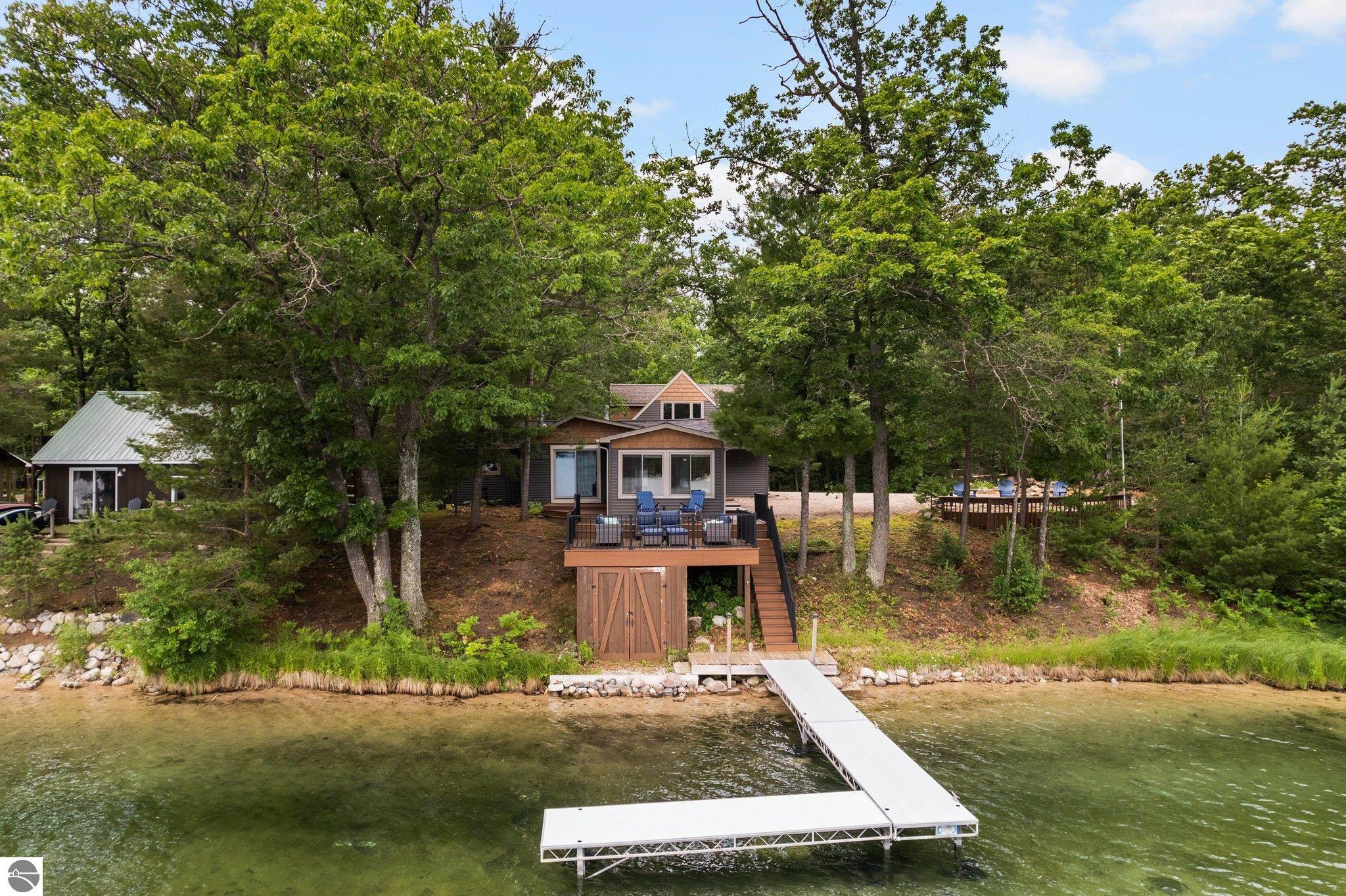 6118 Woodland Drive NE