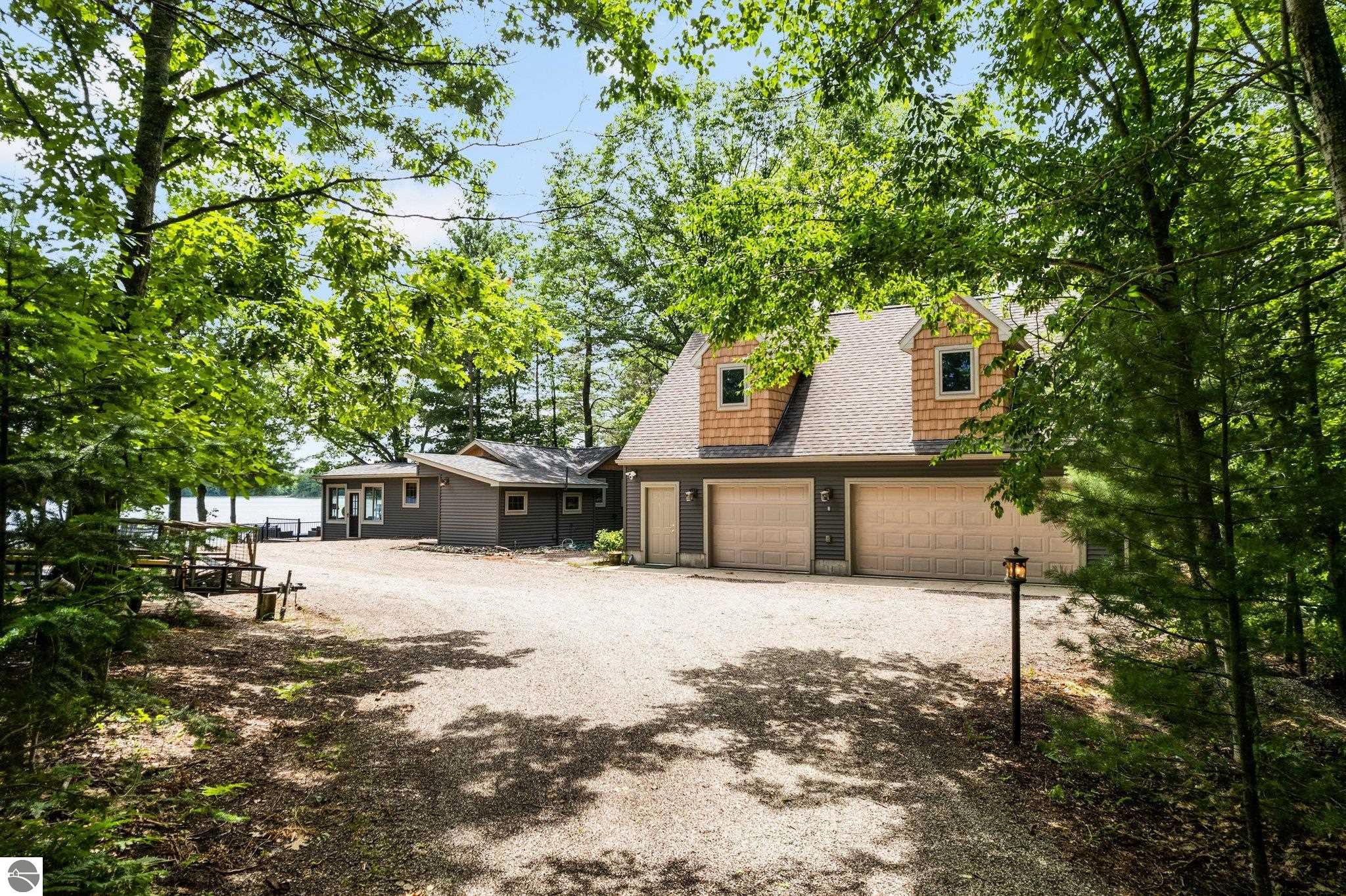 6118 Woodland Drive NE