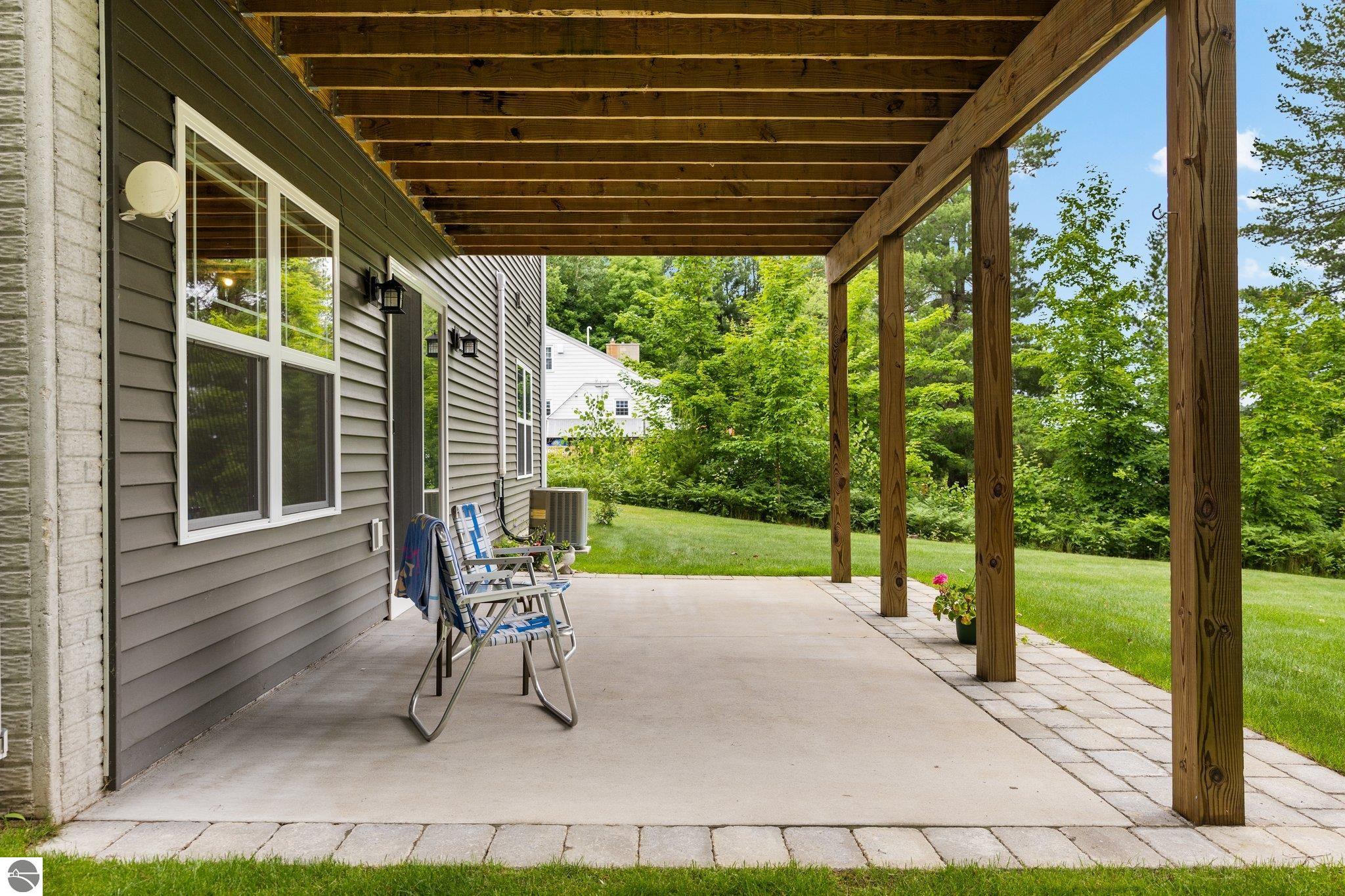 516 Gitchegumee Drive