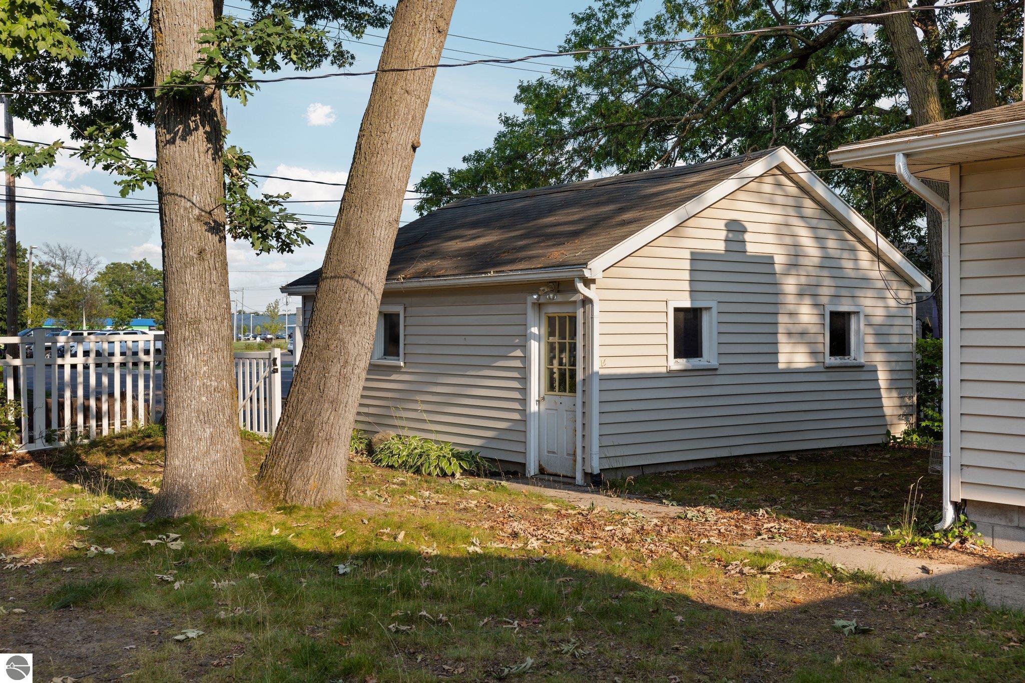 1221 Arbutus Court