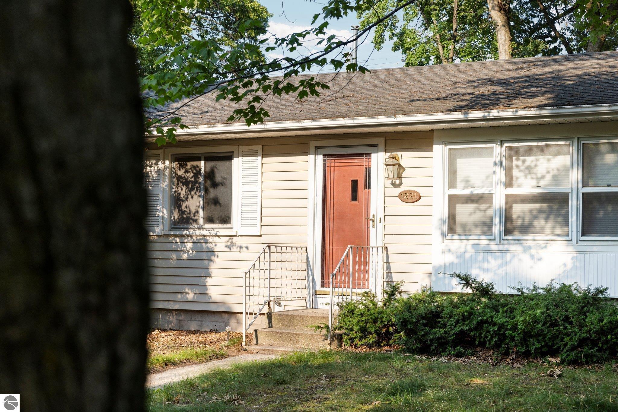 1221 Arbutus Court