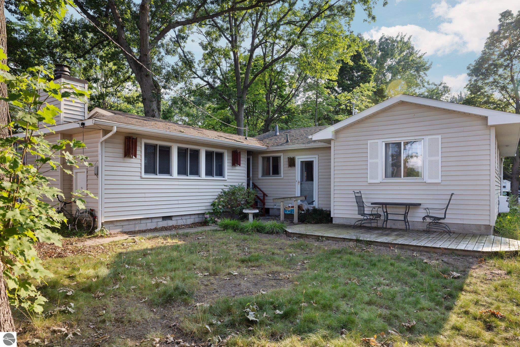 1221 Arbutus Court