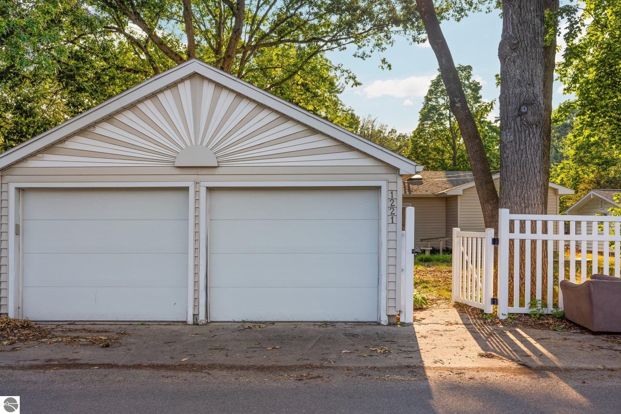 1221 Arbutus Court