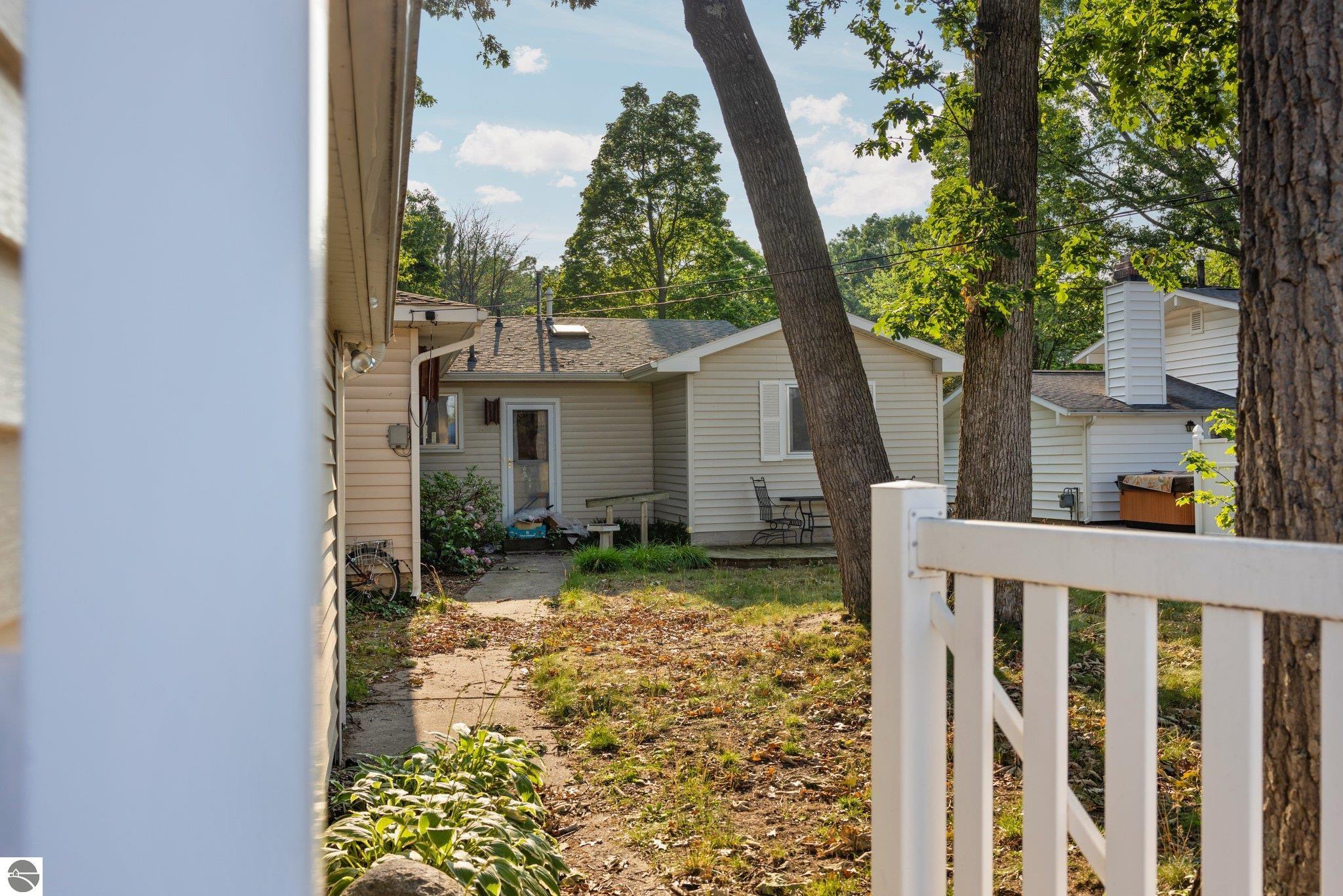 1221 Arbutus Court