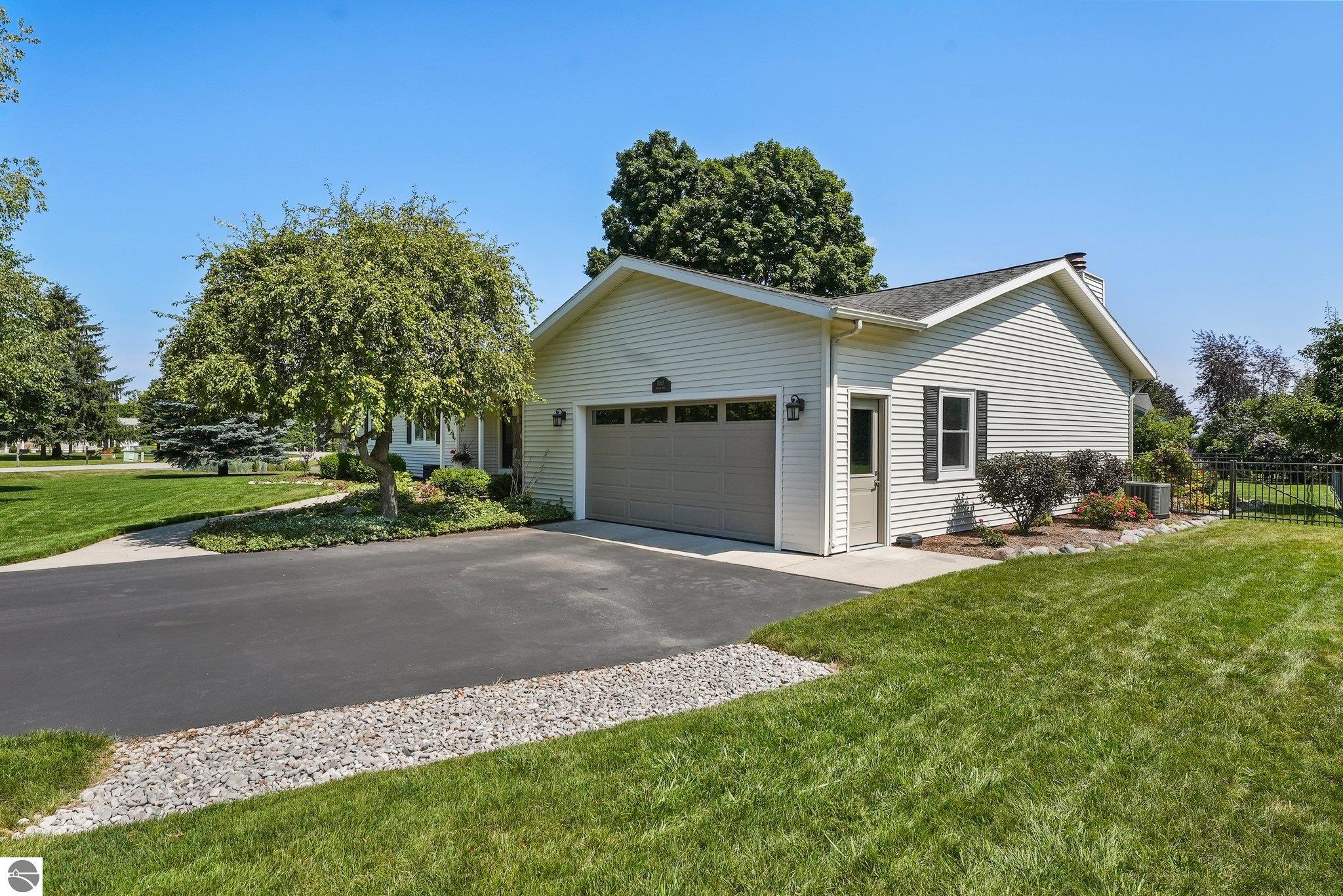 8860 Horizon Drive